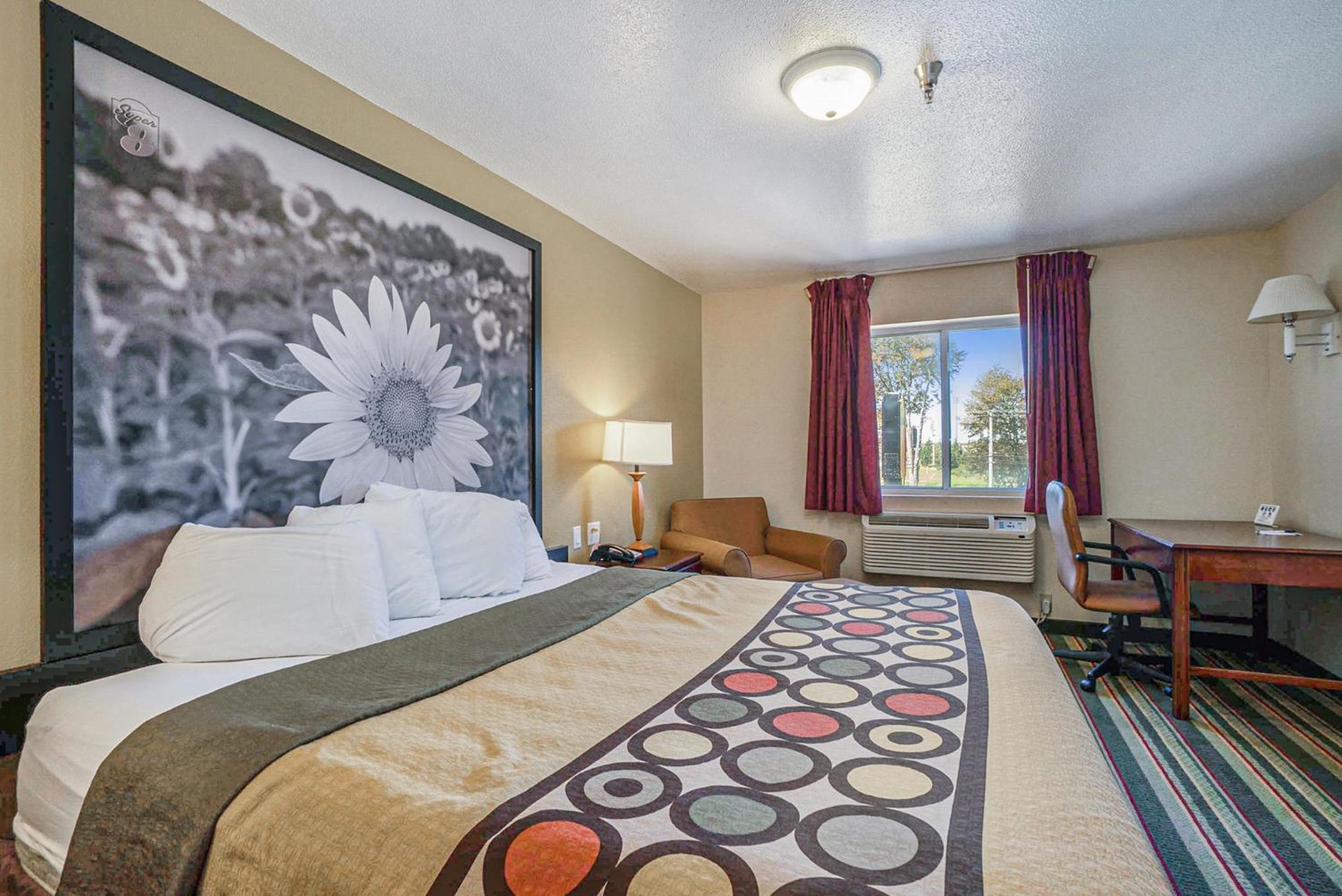 Mount Pleasant Vacations - Super 8 by Wyndham Mt. Pleasant - Property Image 10