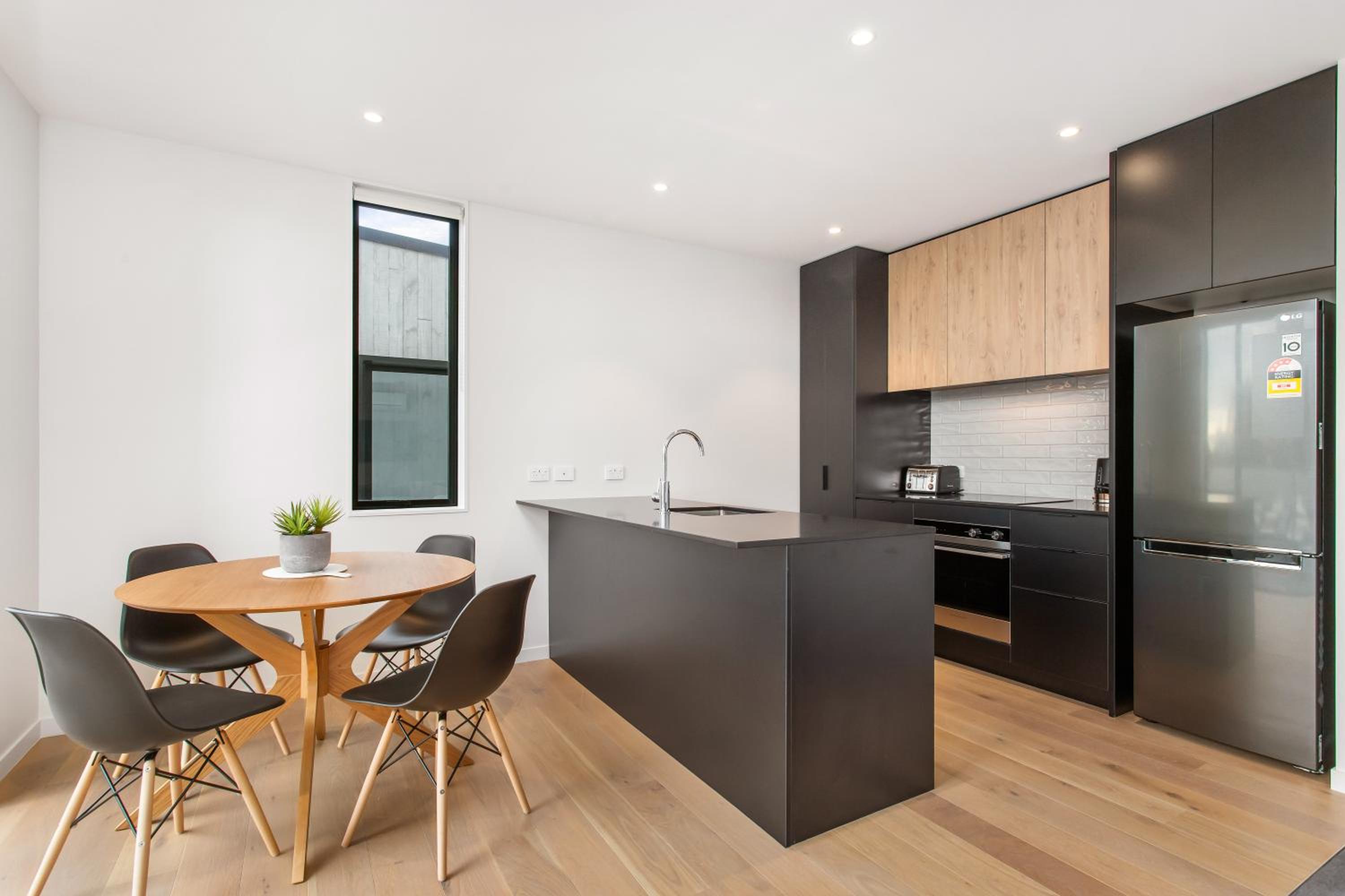 CBD Location Sunny Warm Free off Street Parking view 3