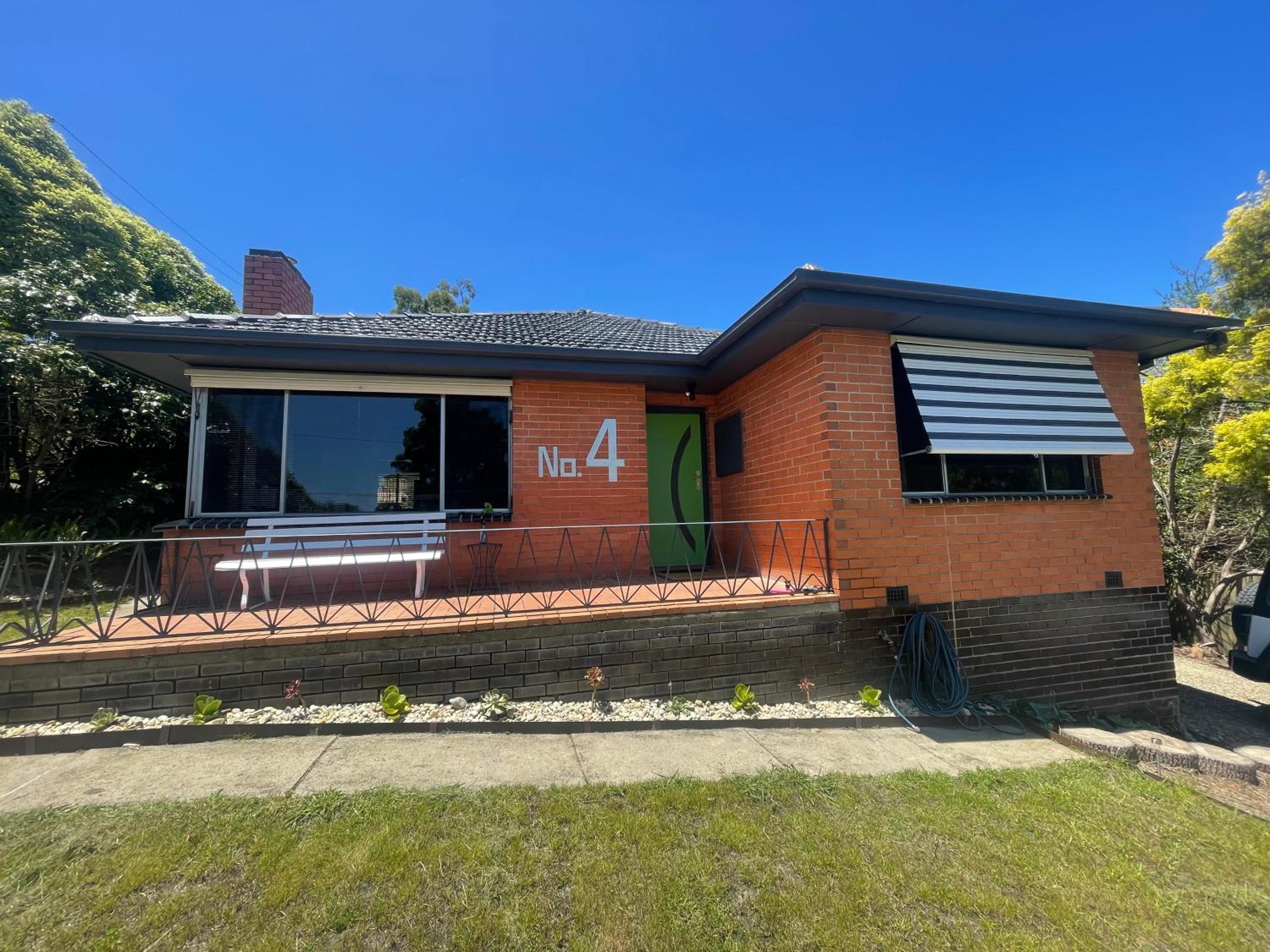 Yarra Valley Lifestyle Complete Home in Healesville Accommodates 6 adults Close to wineries Beautifully styled with excellent amenities Walk to town Welcom