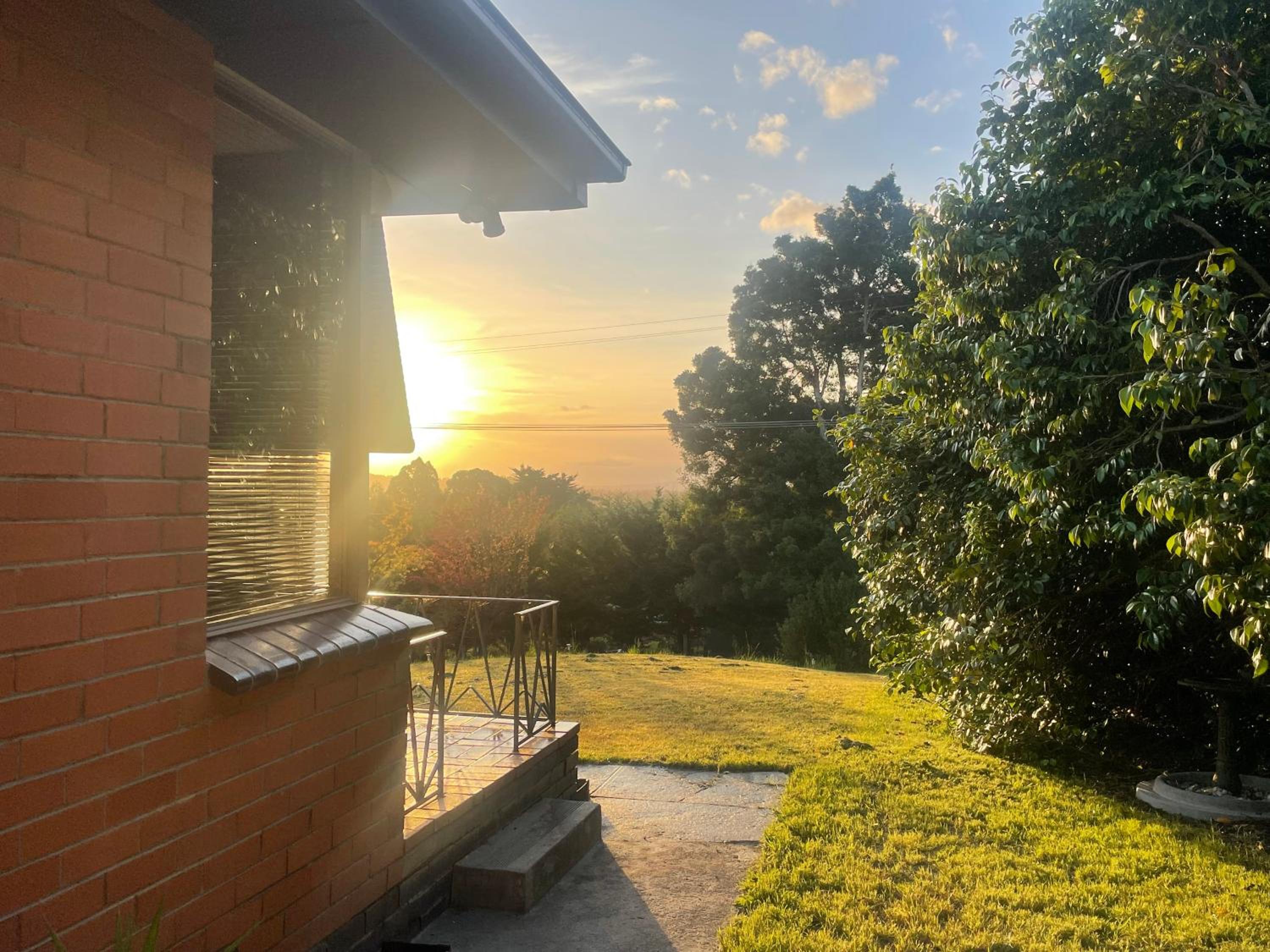 Yarra Valley Lifestyle Complete Home in Healesville Accommodates 6 adults Close to wineries Beautifully styled with excellent amenities Walk to town Welcom