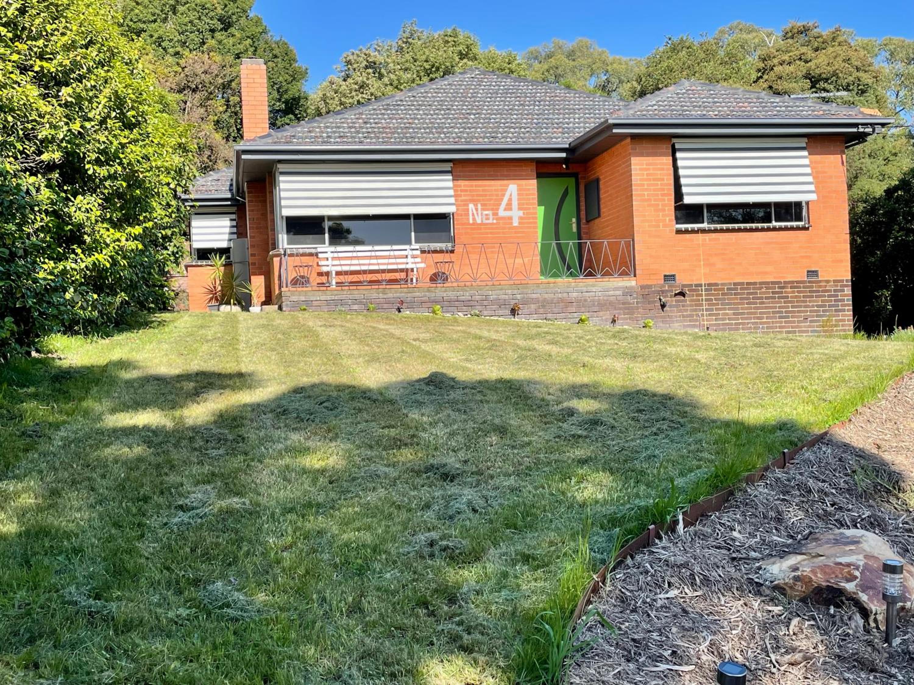 Yarra Valley Lifestyle Complete Home in Healesville Accommodates 6 adults Close to wineries Beautifully styled with excellent amenities Walk to town Welcom