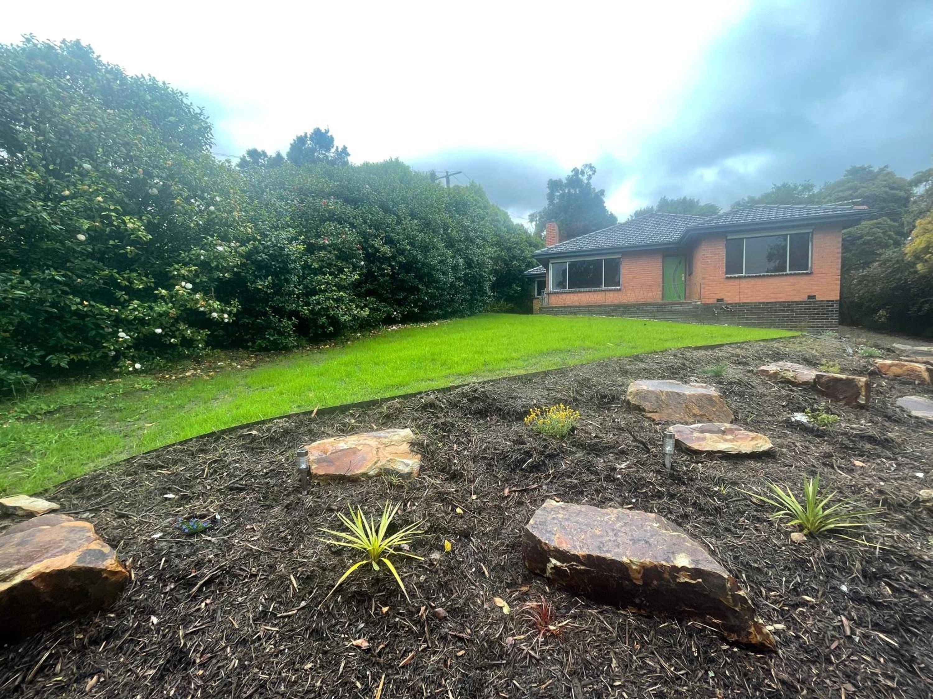 Yarra Valley Lifestyle Complete Home in Healesville Accommodates 6 adults Close to wineries Beautifully styled with excellent amenities Walk to town Welcom