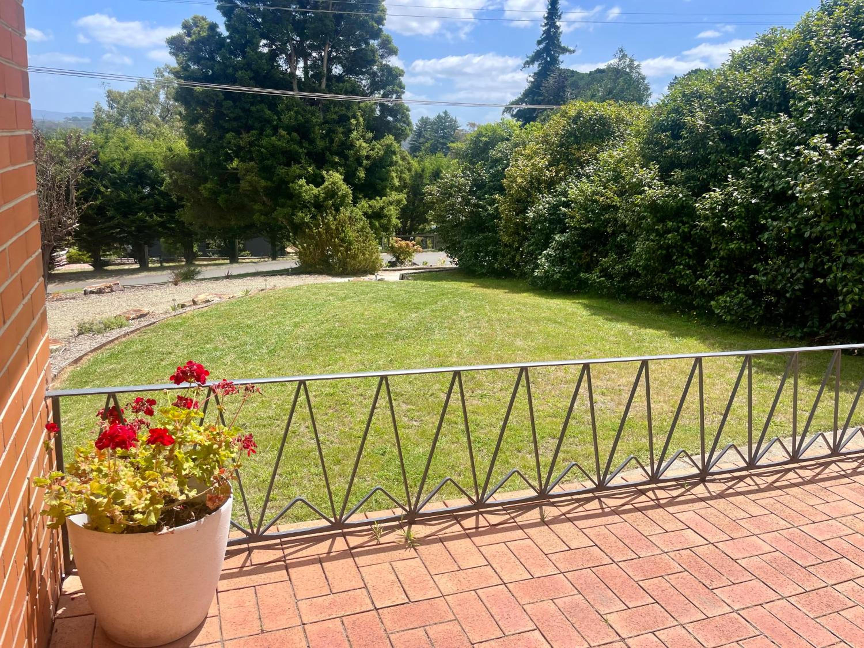 Yarra Valley Lifestyle Complete Home in Healesville Accommodates 6 adults Close to wineries Beautifully styled with excellent amenities Walk to town Welcom