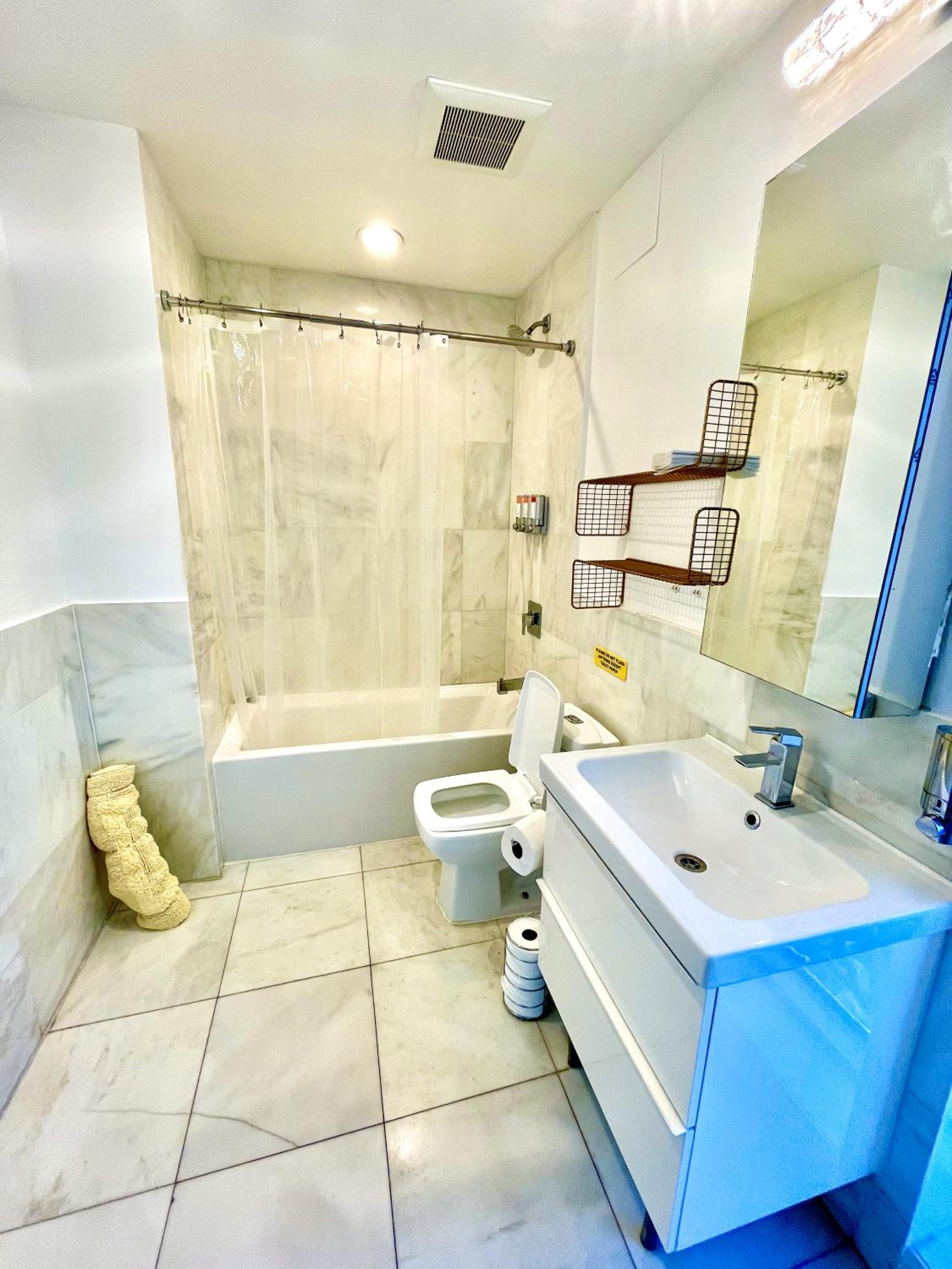 15 GUESTS LUXURIOUS SOUTH BEACH SUITE WITH ROOFTOP view 2