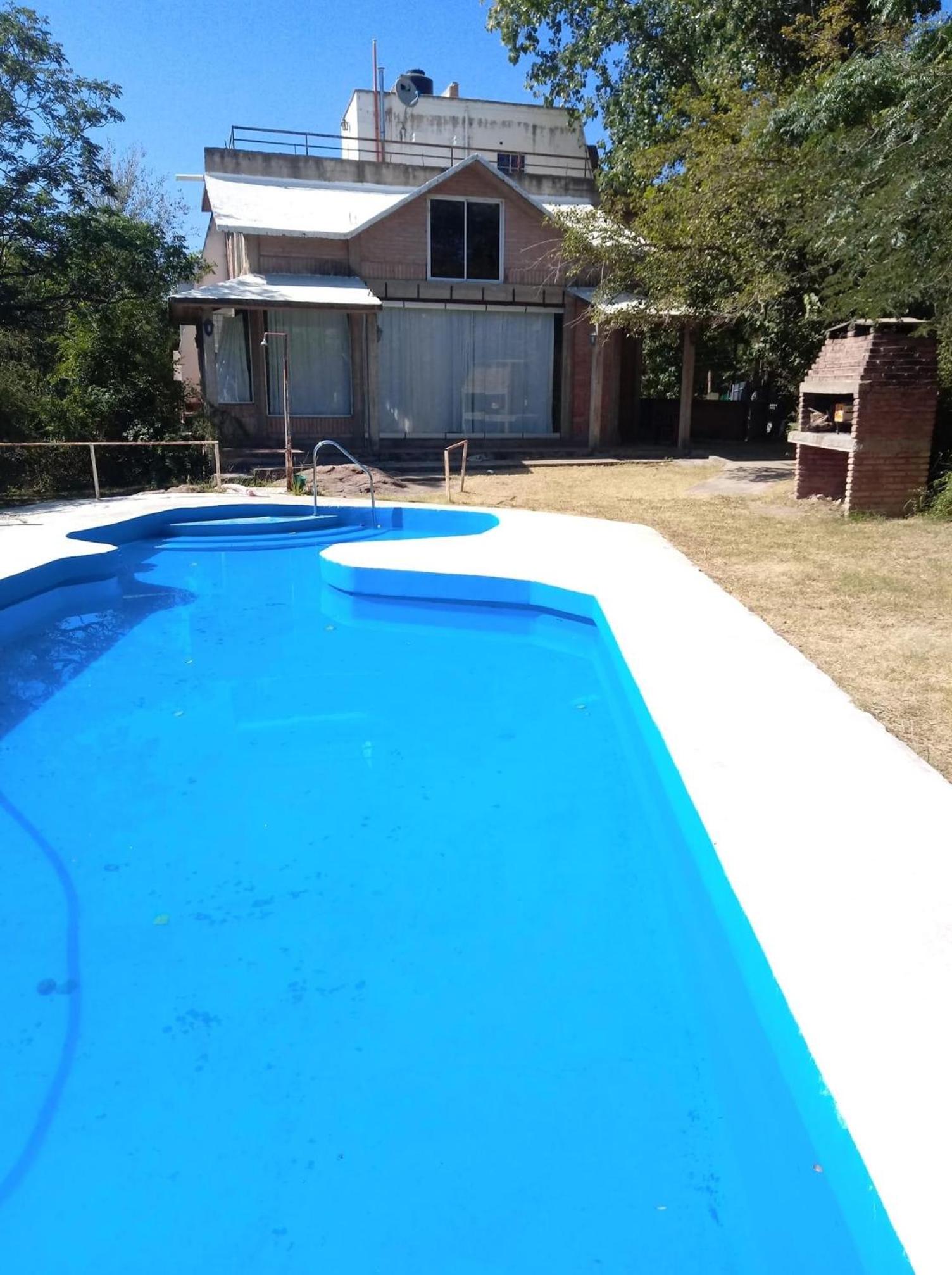 Casa Villa Carlos Paz, con pileta, frente al río