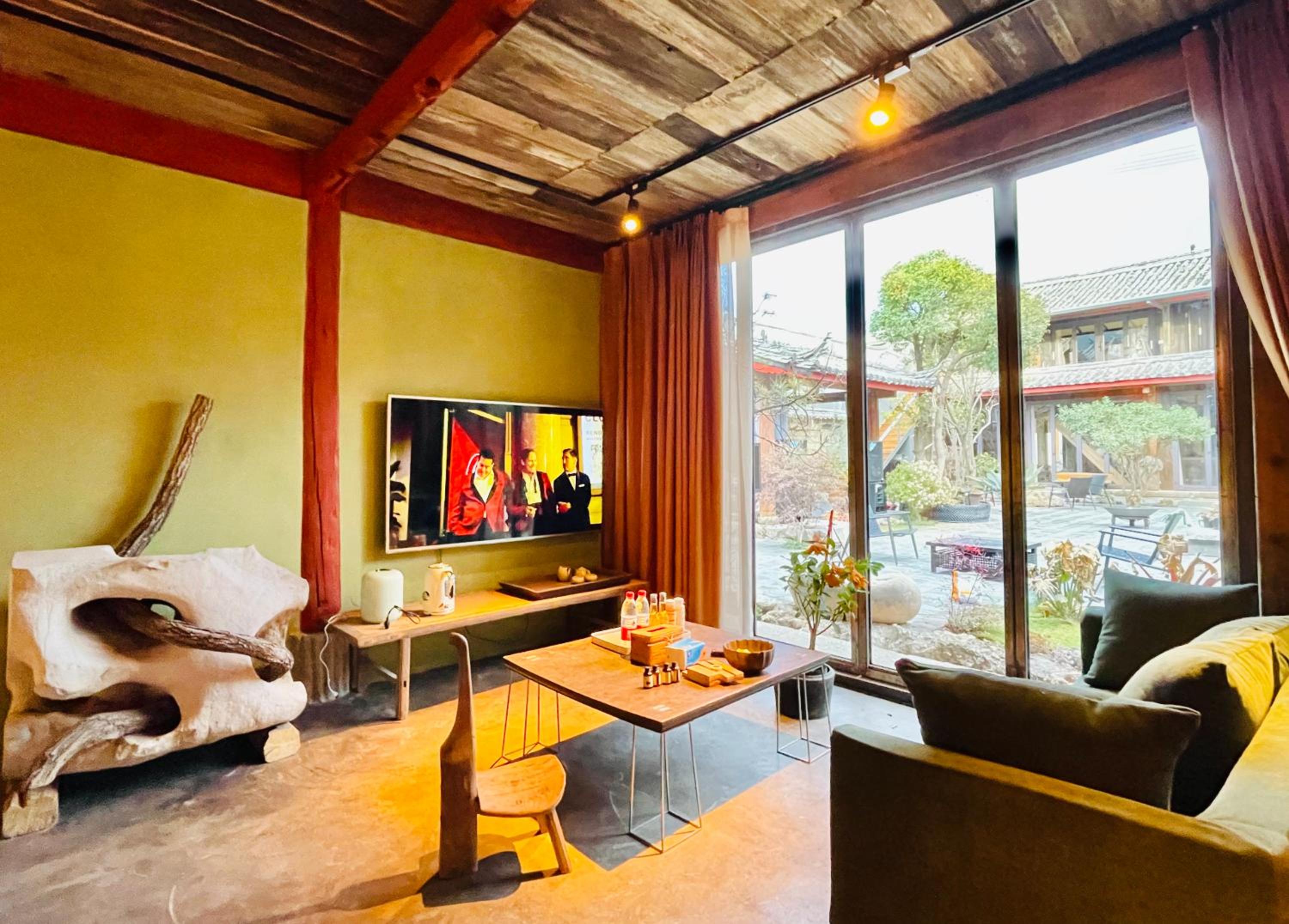 Qushe Snowy Mountain View Art B&B