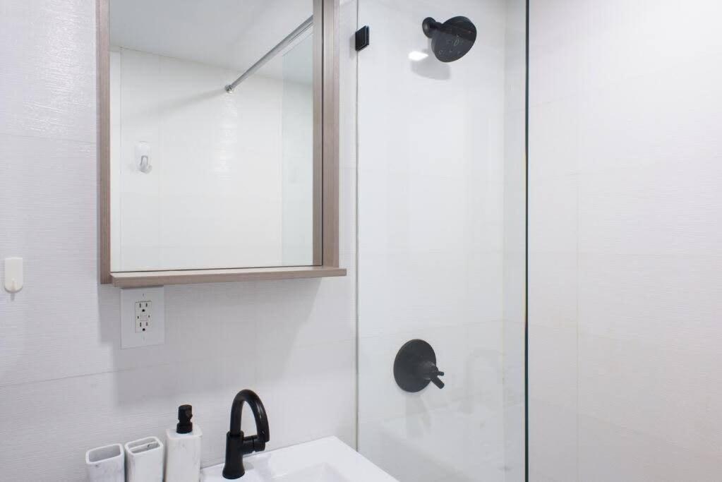 69-3D Prime Lower East East BRAND NEW 1br Apt