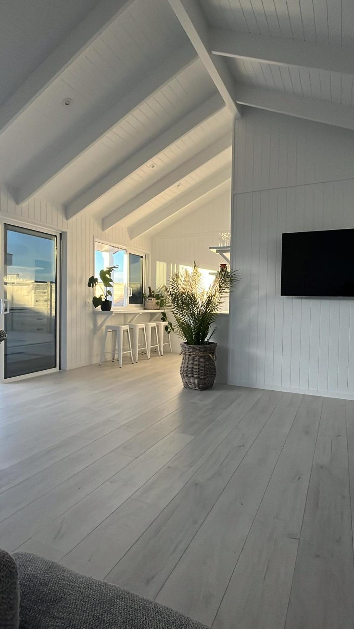 Luxury Poolside Studio Near Hobbiton