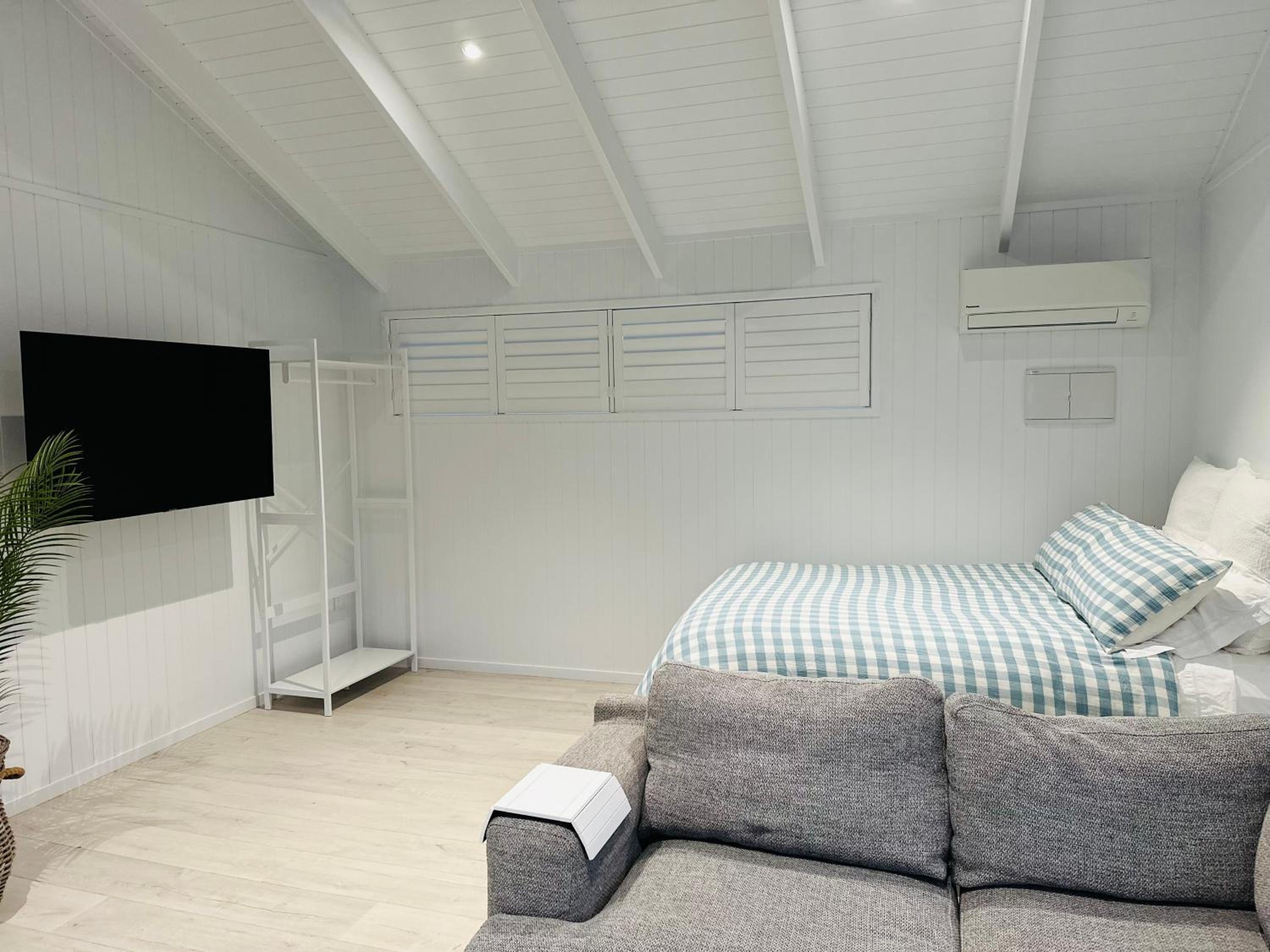 Luxury Poolside Studio Near Hobbiton