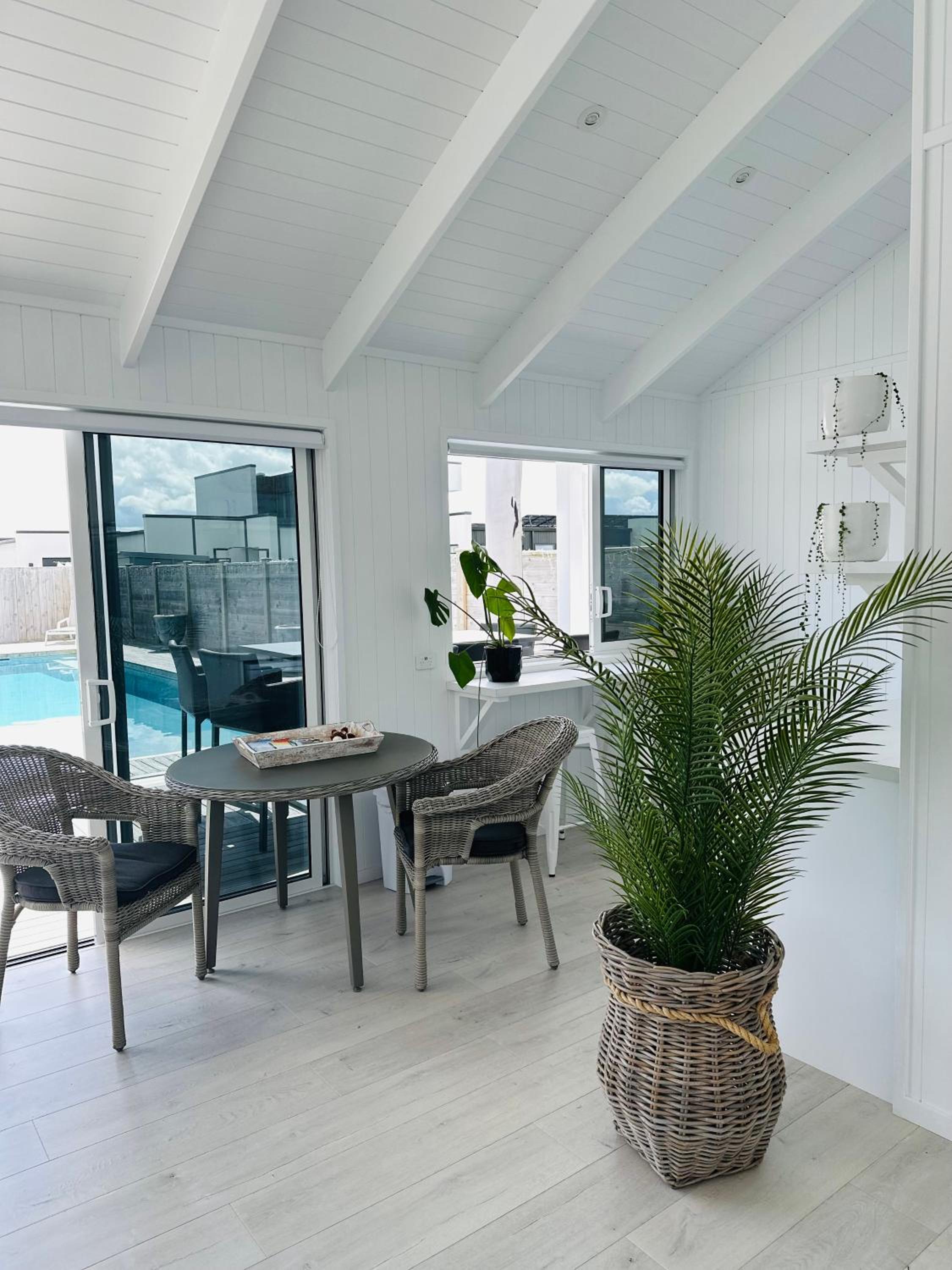 Luxury Poolside Studio Near Hobbiton