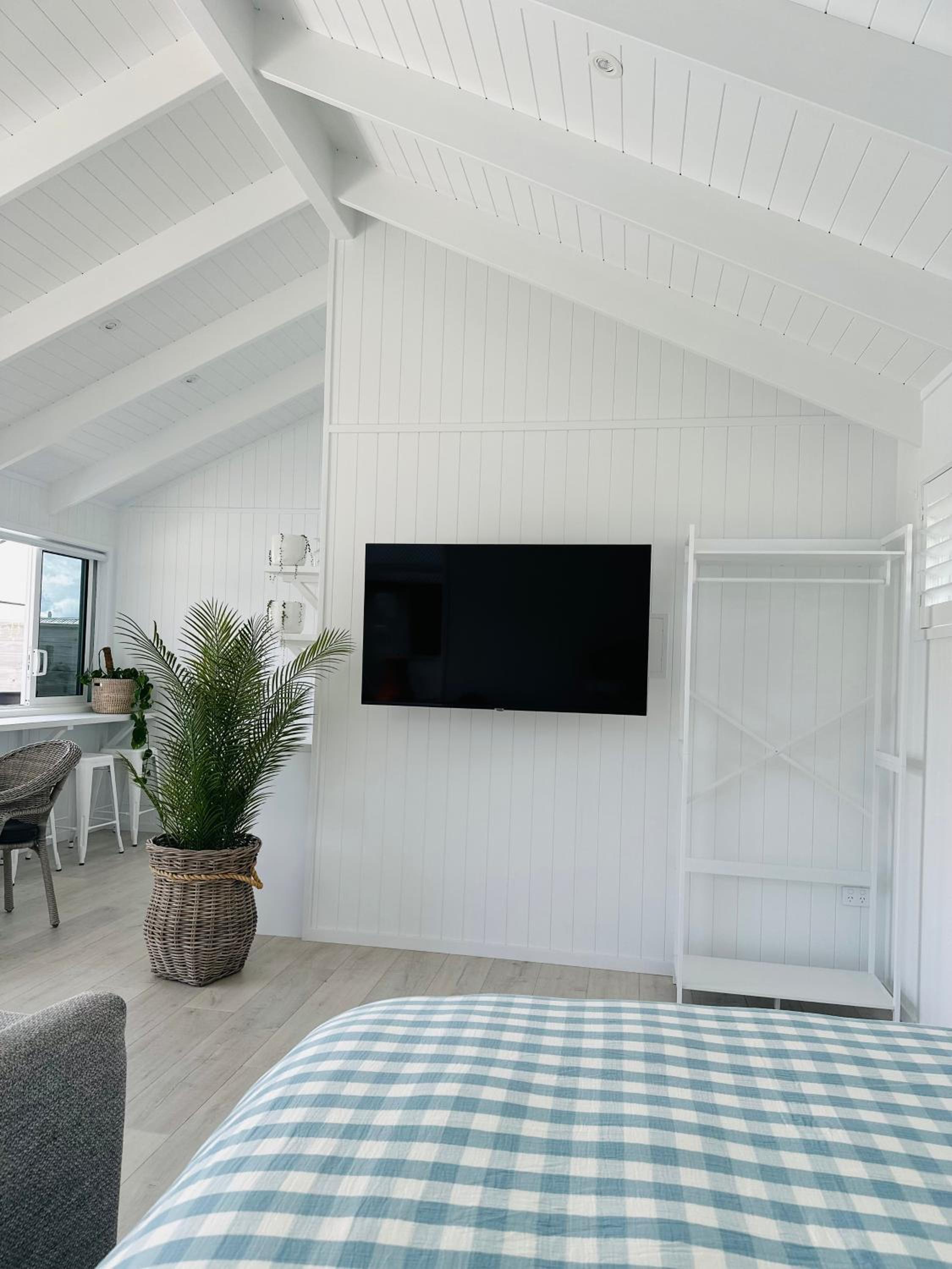 Luxury Poolside Studio Near Hobbiton