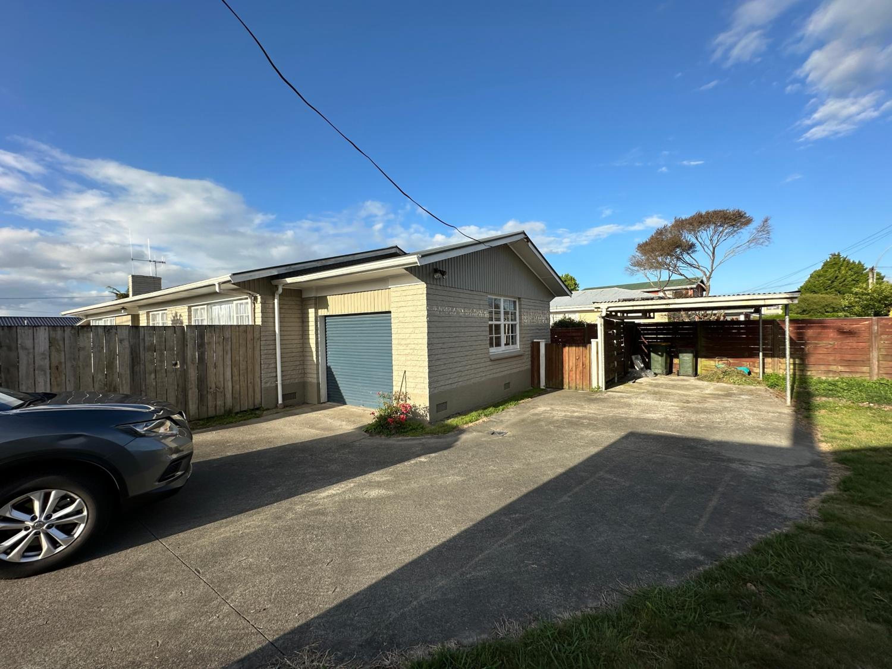Gracious 3 Bdrm House in Chartwell view 2