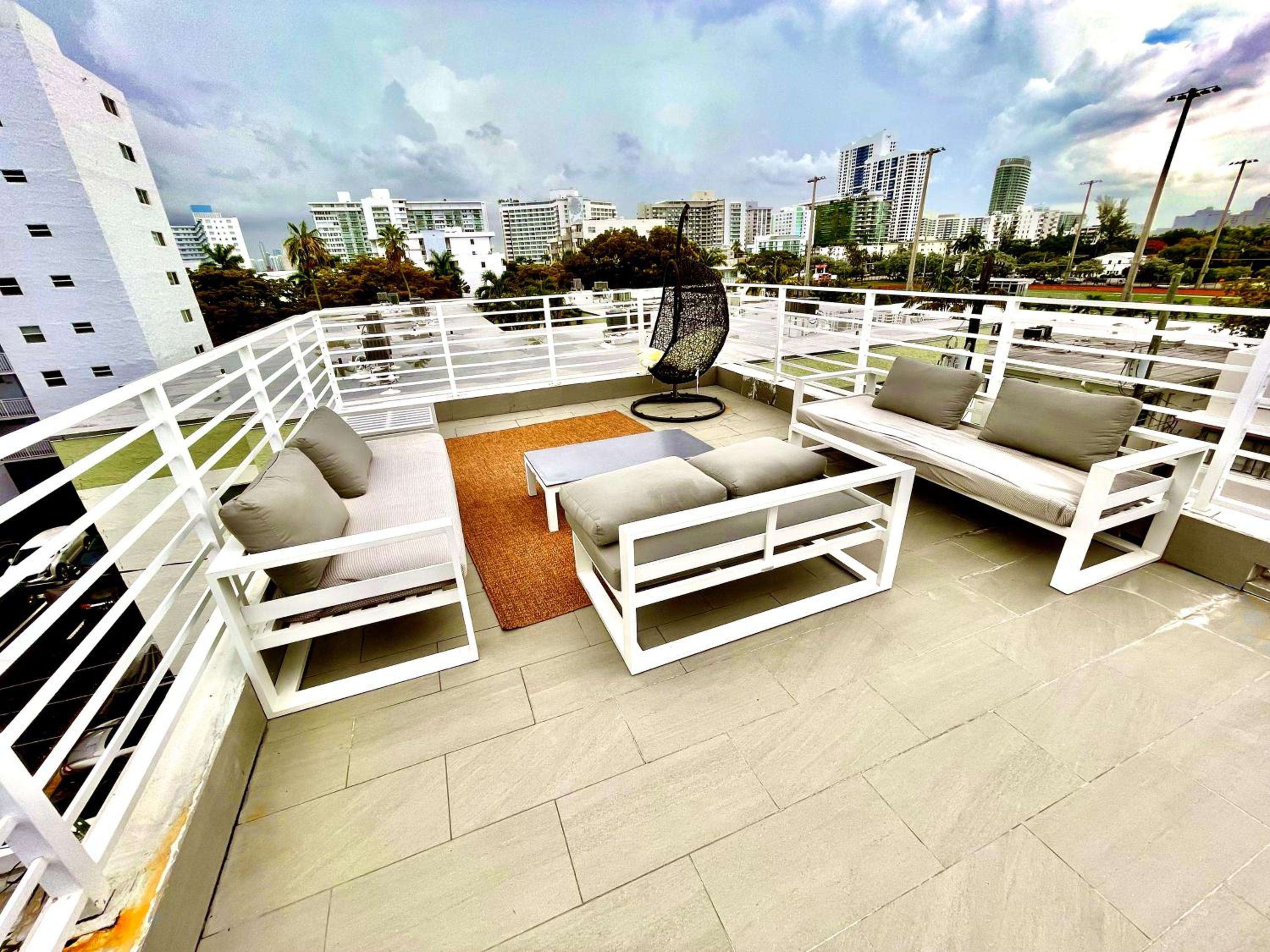 16 GUESTS LUXURIOUS SOUTH BEACH SUITE WITH ROOFTOP 2 view 2