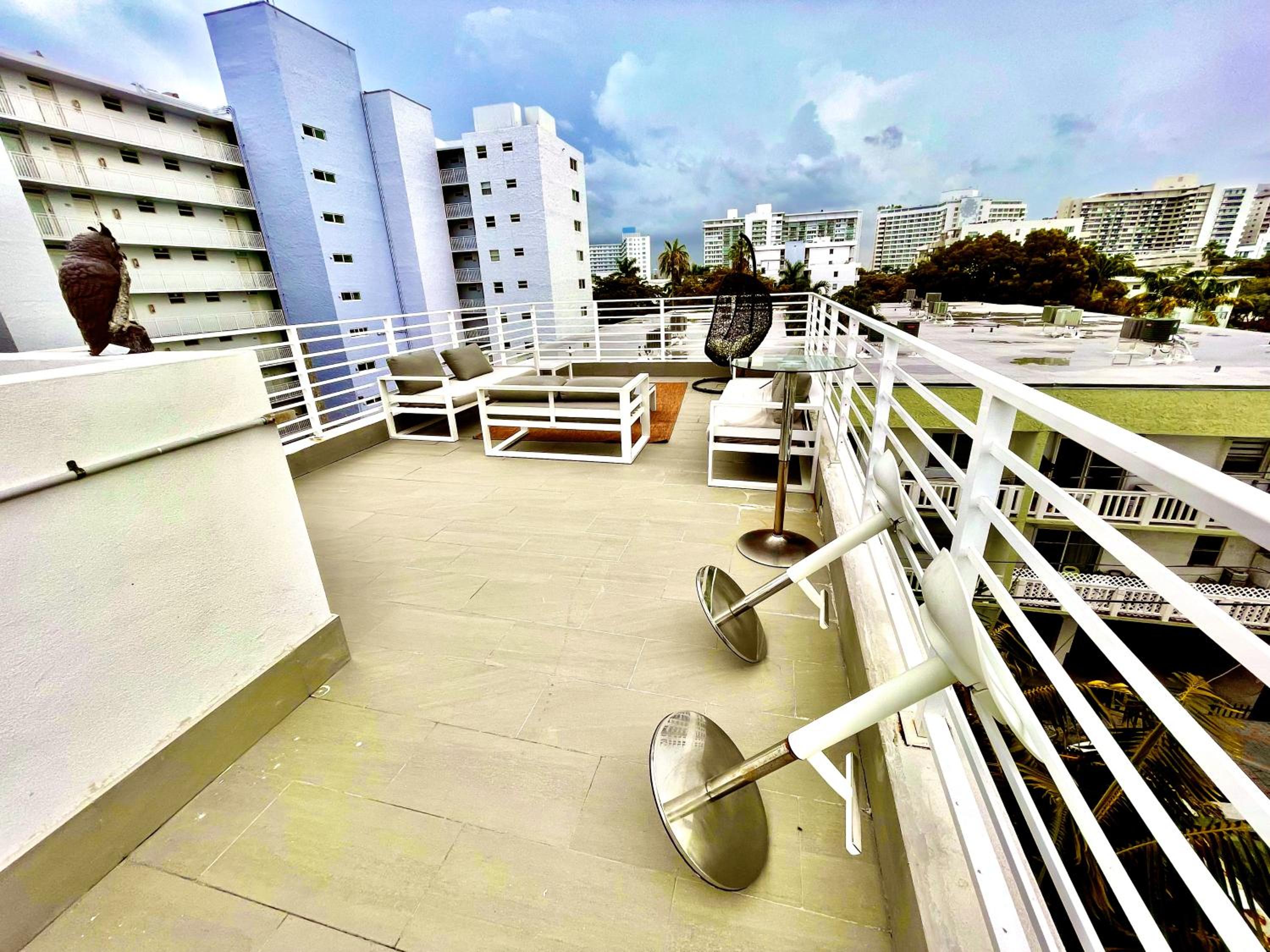 16 GUESTS LUXURIOUS SOUTH BEACH SUITE WITH ROOFTOP 2 view 5