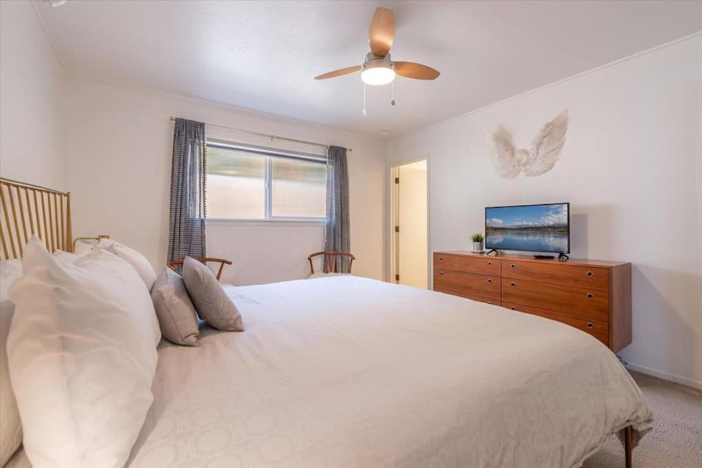 Lake Views, Pet-Friendly Cabin with Hot-Tub in King's Beach - Property Image 11