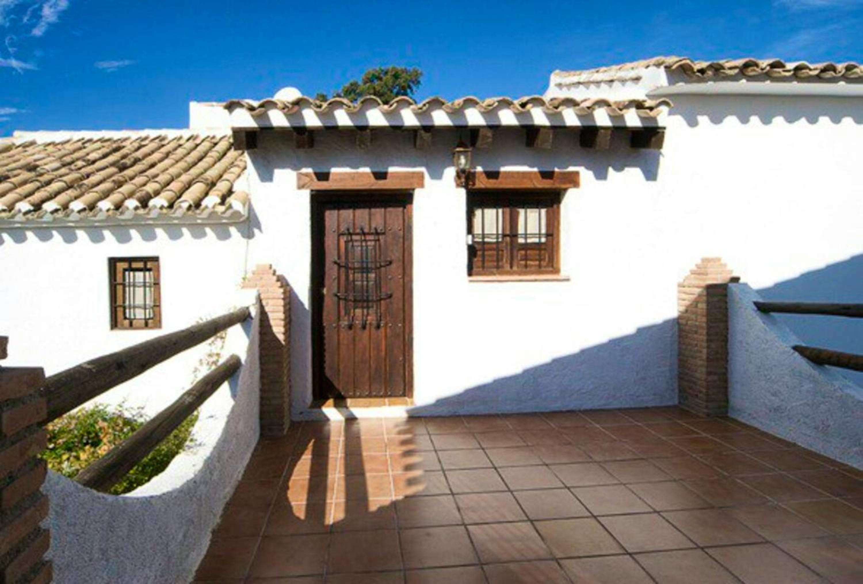 Family home with shared pool in Montefrio + 160 m² view 3