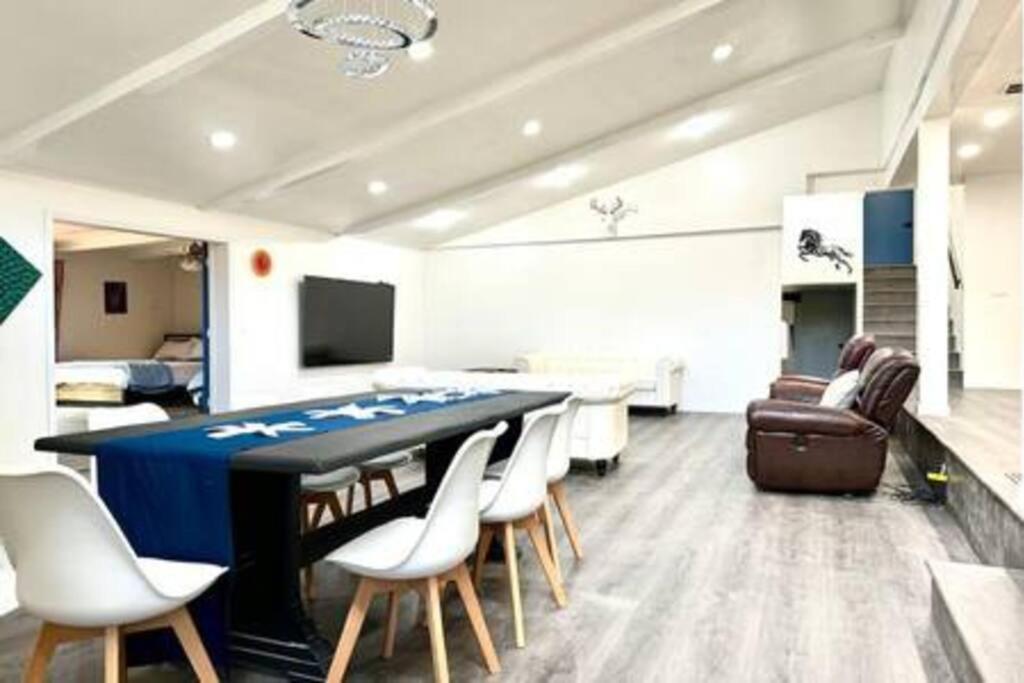 Modern LakeHouse Sleeps 20 Hot Tub/Games/Fire Pit view 3