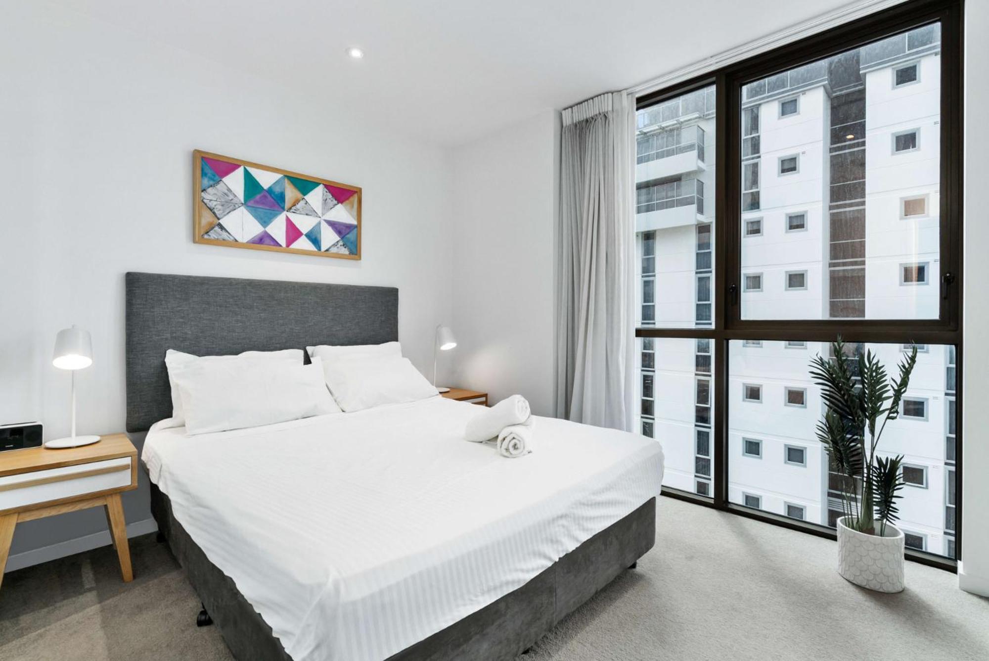 Elegant 2-Bed with Stunning Views, Pool, BBQ, Gym