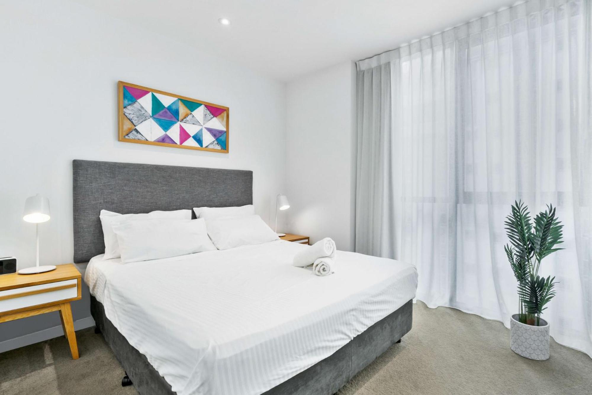 Elegant 2-Bed with Stunning Views, Pool, BBQ, Gym
