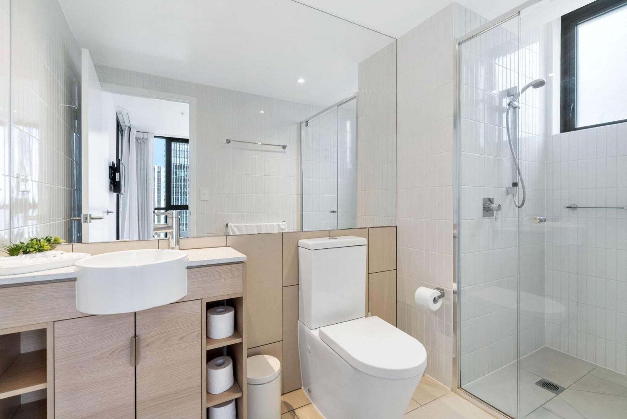 Elegant 2-Bed with Stunning Views, Pool, BBQ, Gym