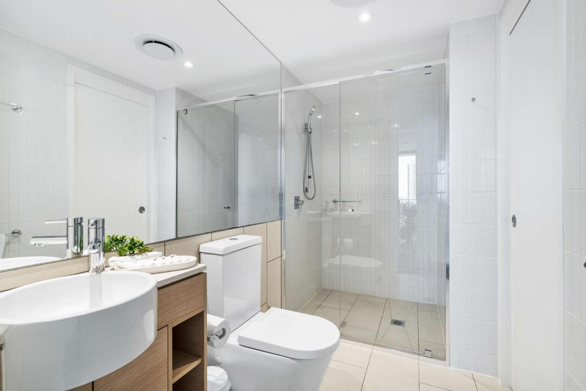 Elegant 2-Bed with Stunning Views, Pool, BBQ, Gym