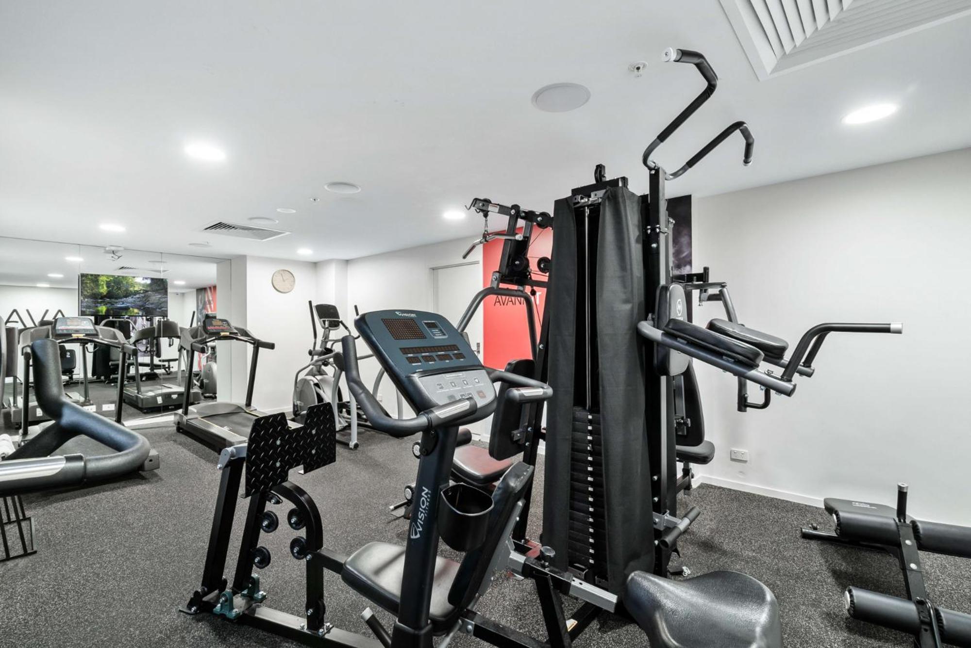Elegant 2-Bed with Stunning Views, Pool, BBQ, Gym
