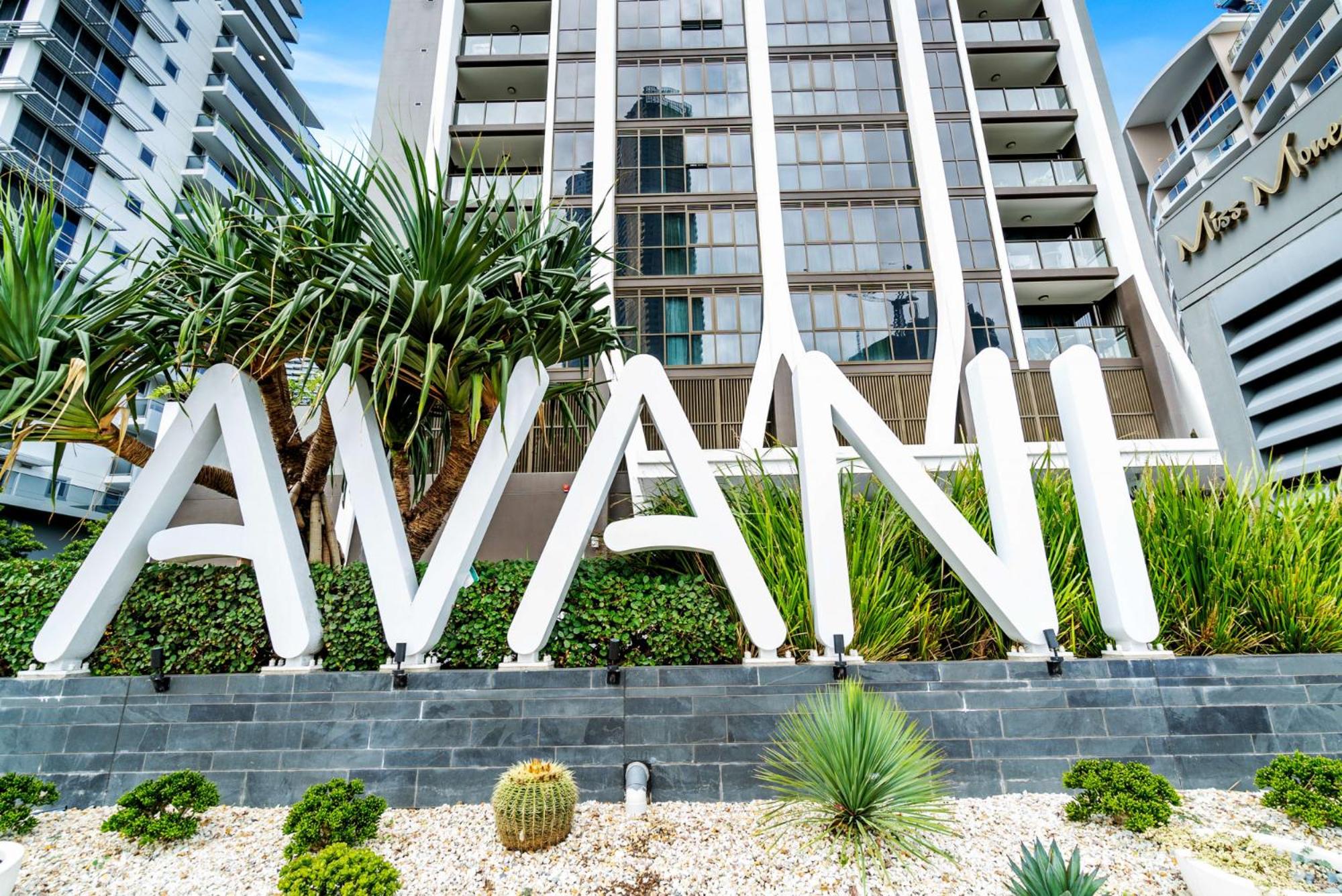 Elegant 2-Bed with Stunning Views, Pool, BBQ, Gym