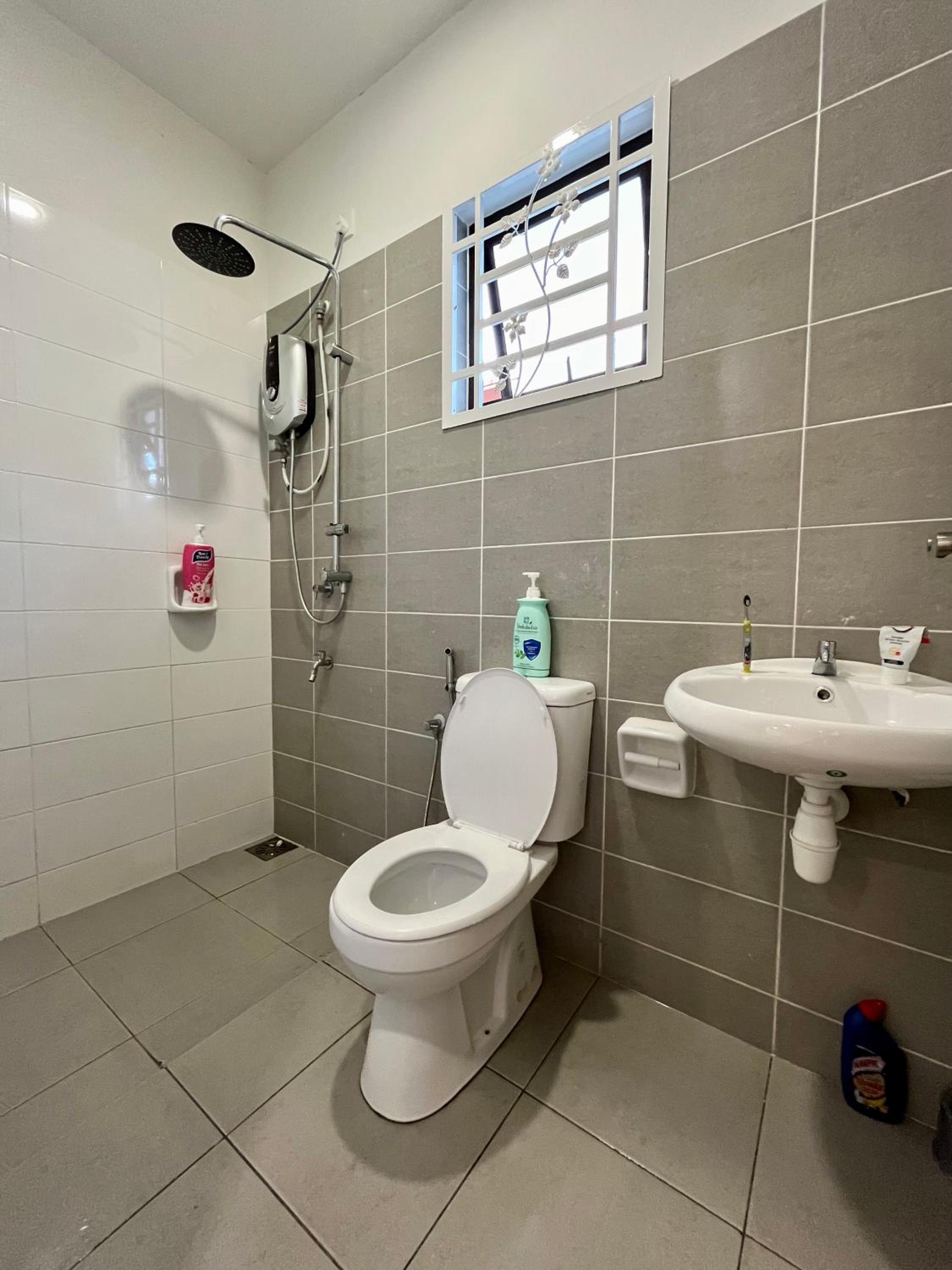 Serene Homestay Semenyih - Endlot House 4BR for 11 pax photo 6