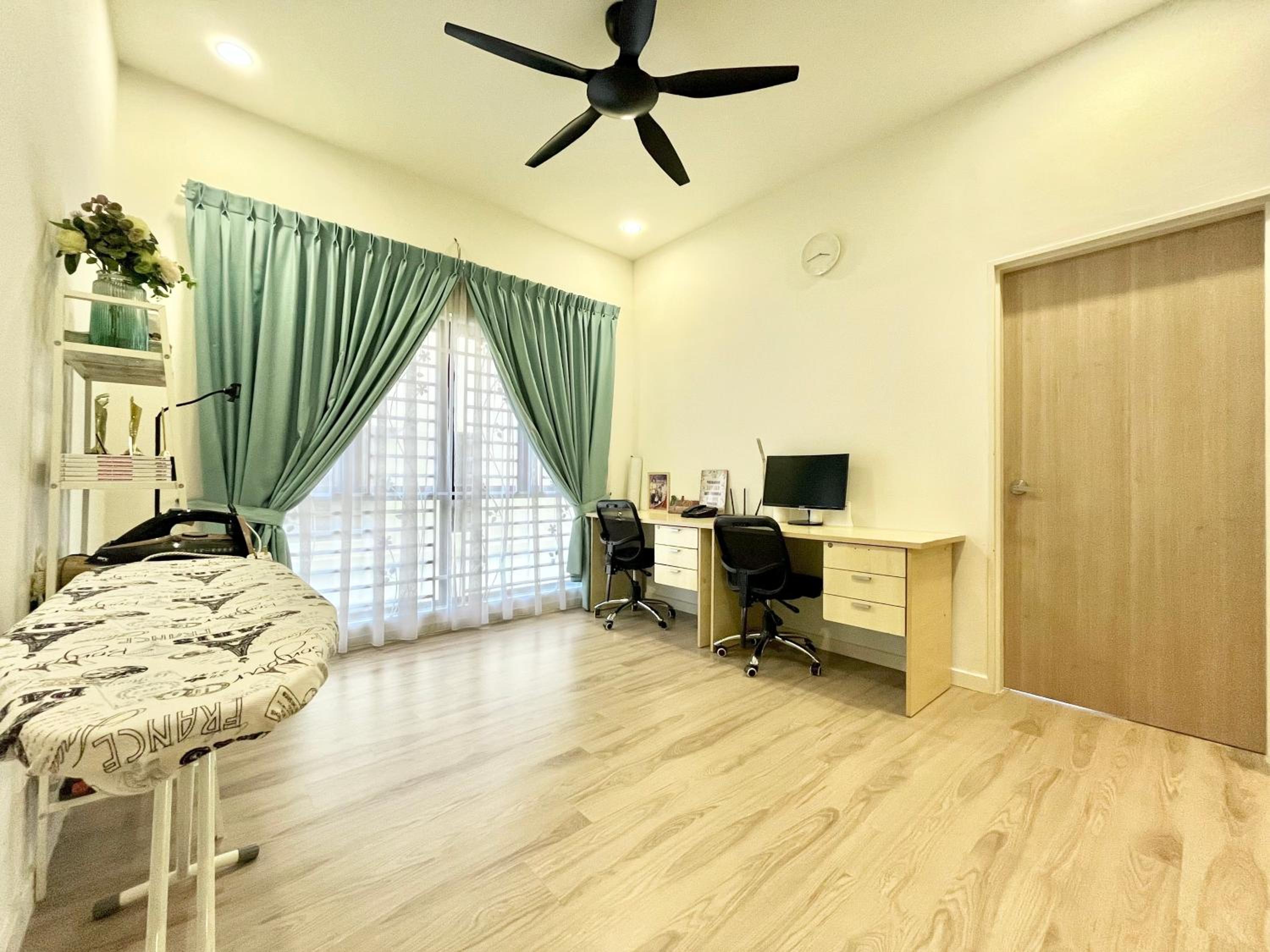 Serene Homestay Semenyih - Endlot House 4BR for 11 pax