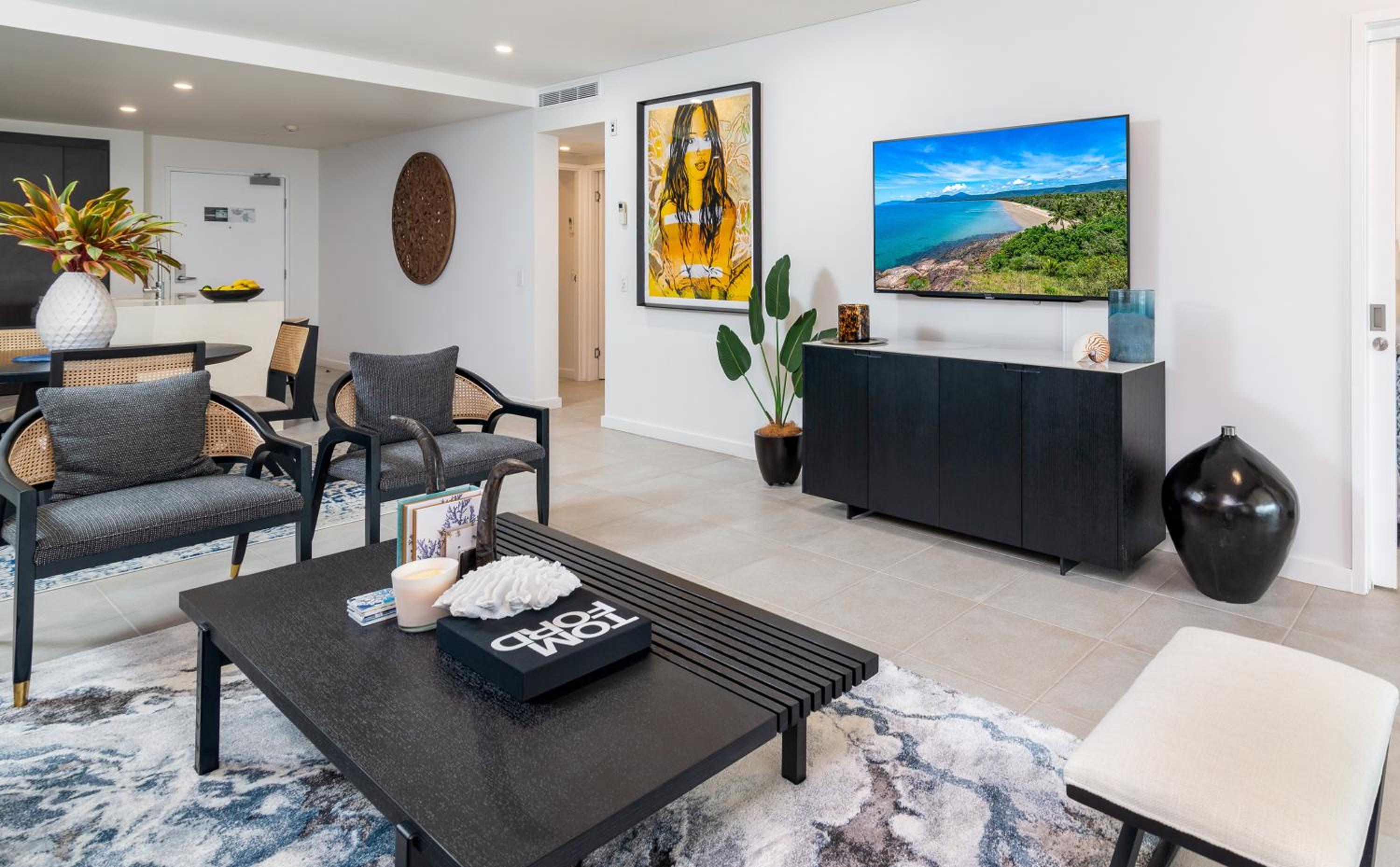 Beautiful Pool View Penthouse With Rooftop Oasis, Great For Families