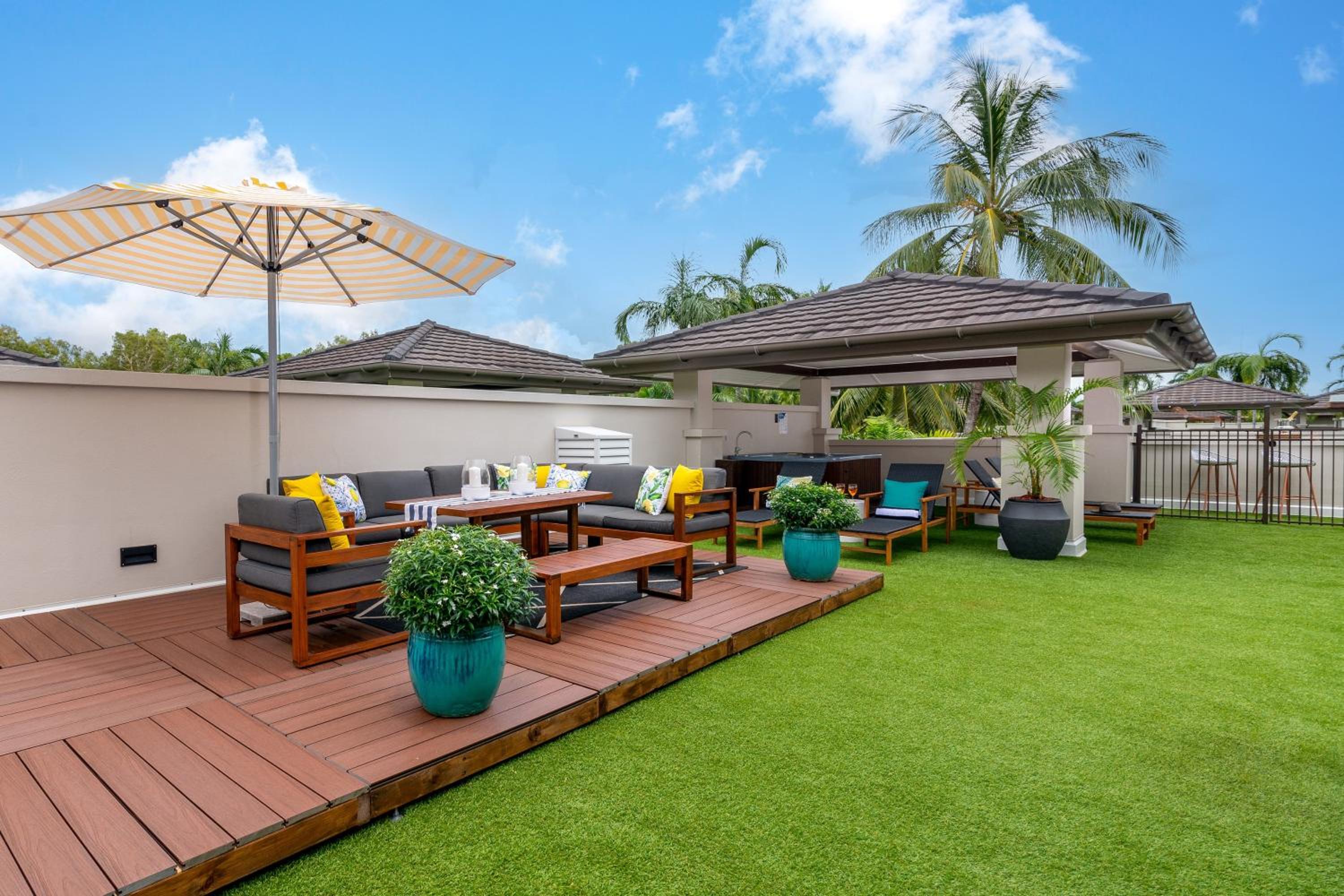 Beautiful Pool View Penthouse With Rooftop Oasis, Great For Families