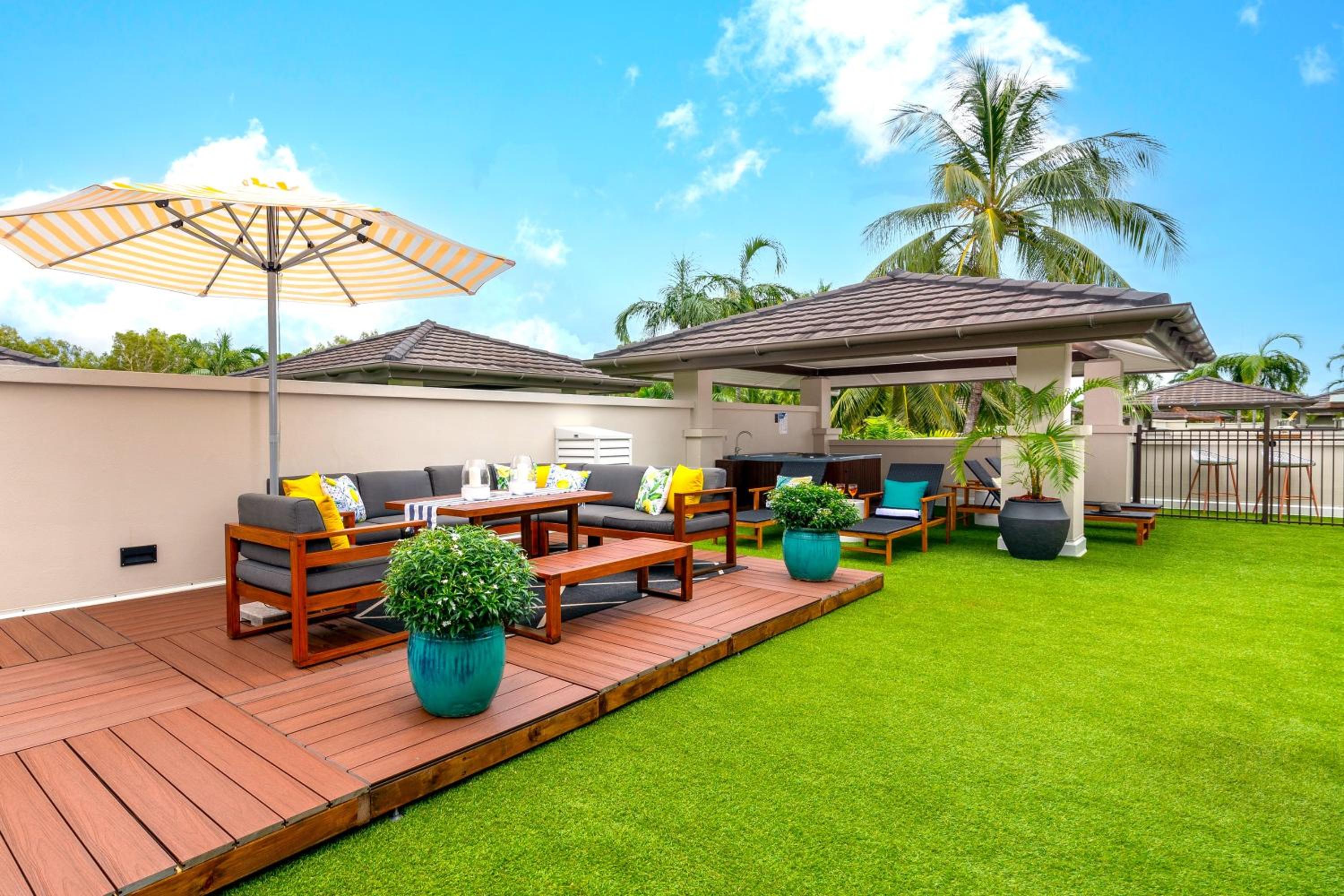Beautiful Pool View Penthouse With Rooftop Oasis, Great For Families