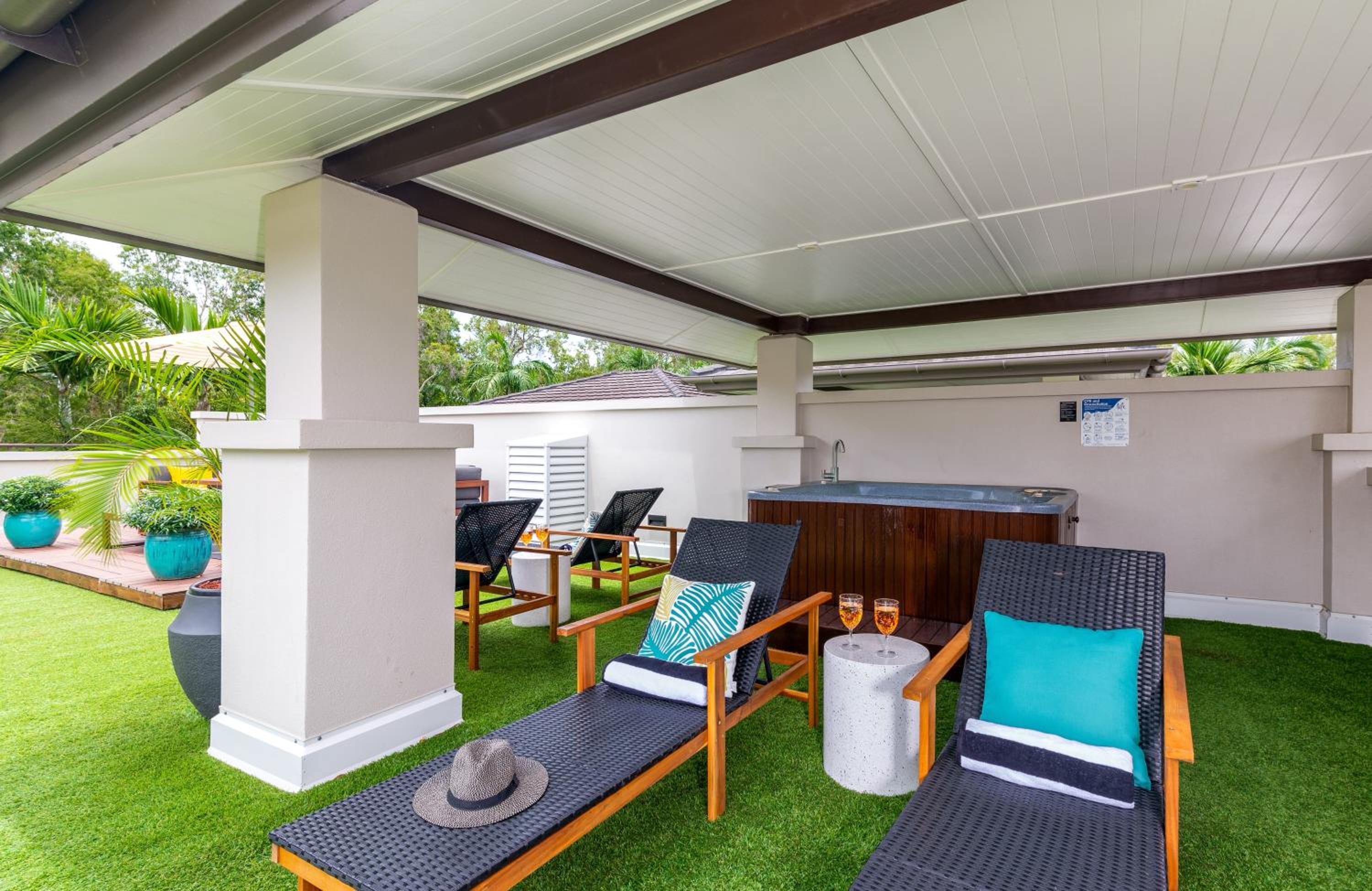 Beautiful Pool View Penthouse With Rooftop Oasis, Great For Families