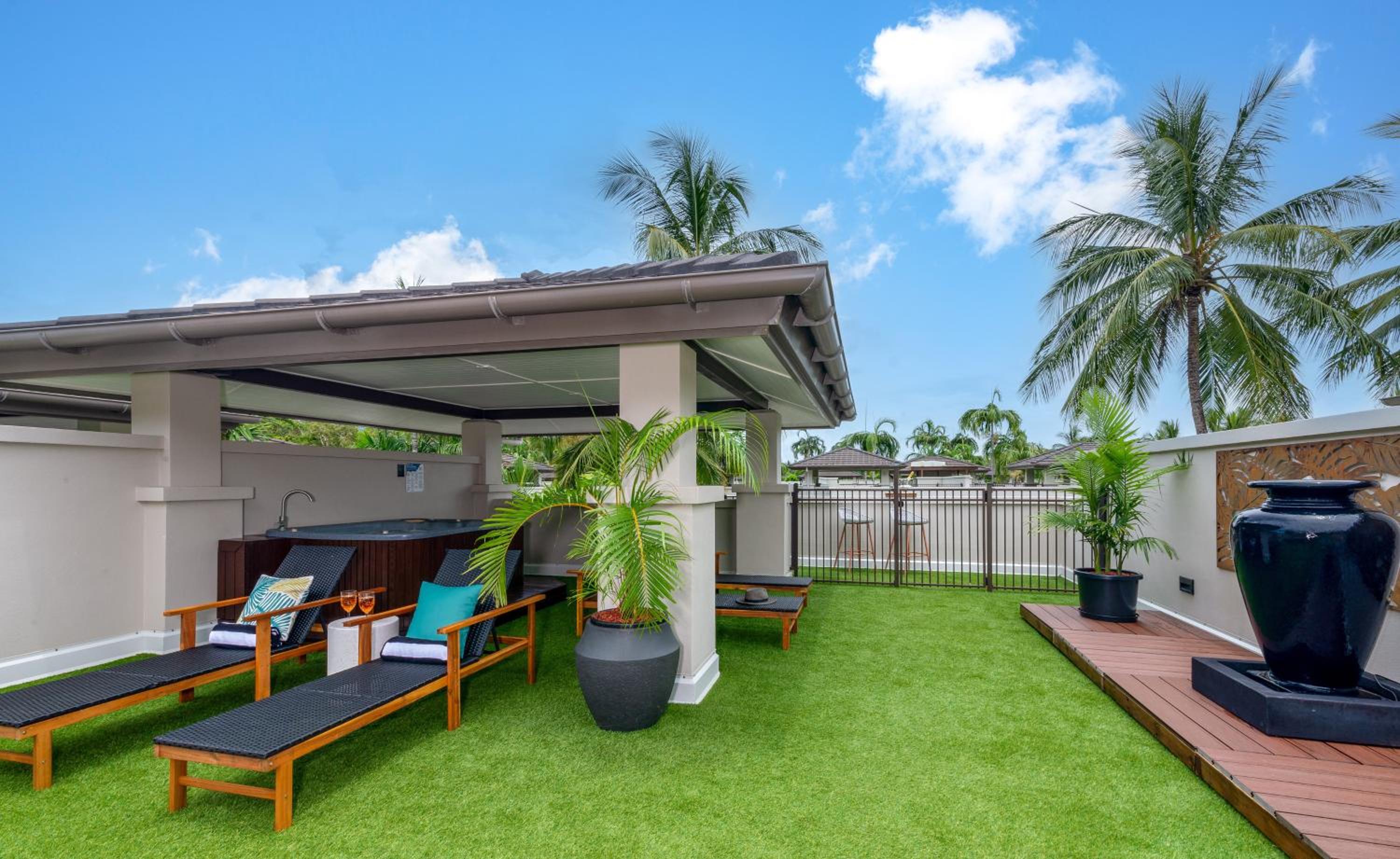 Beautiful Pool View Penthouse With Rooftop Oasis, Great For Families