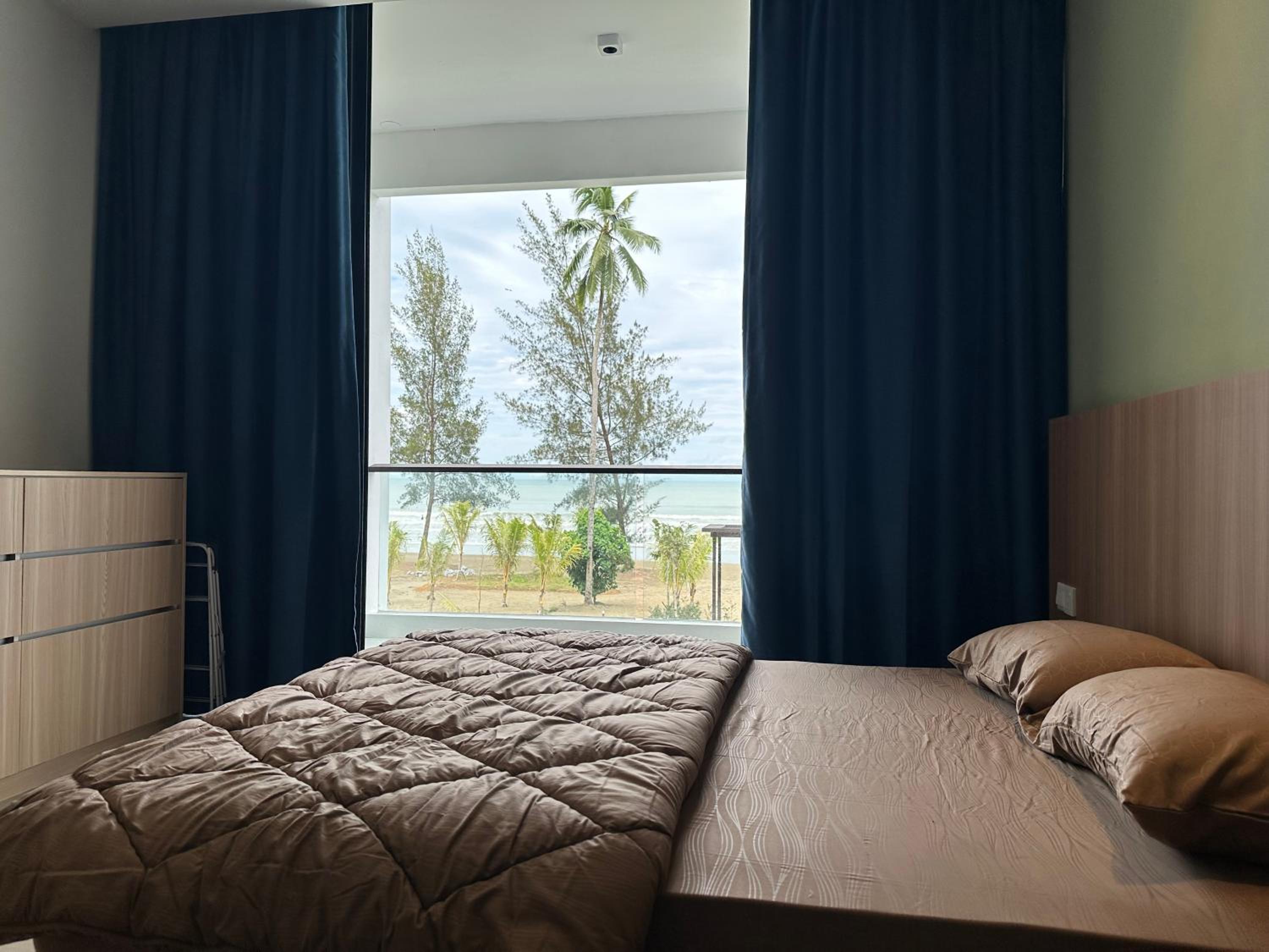 Beachfront Retreats @RoxyBeachSematanApt.