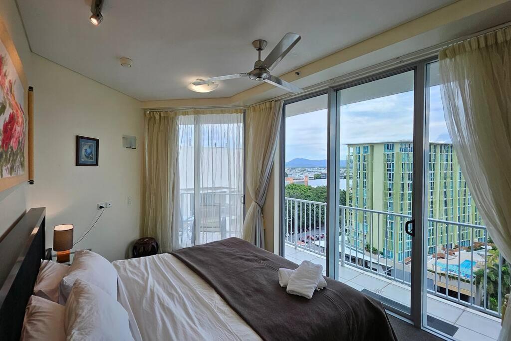 Waterfront Sub-Penthouse Apartment in City Centre