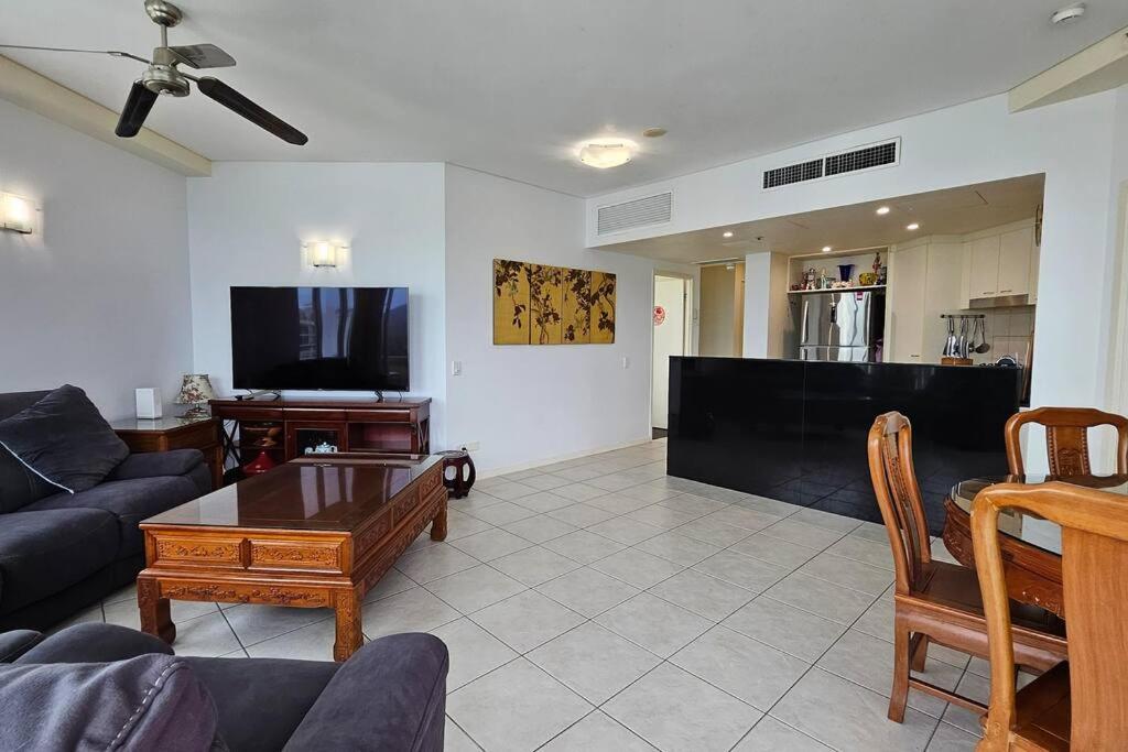 Waterfront Sub-Penthouse Apartment in City Centre