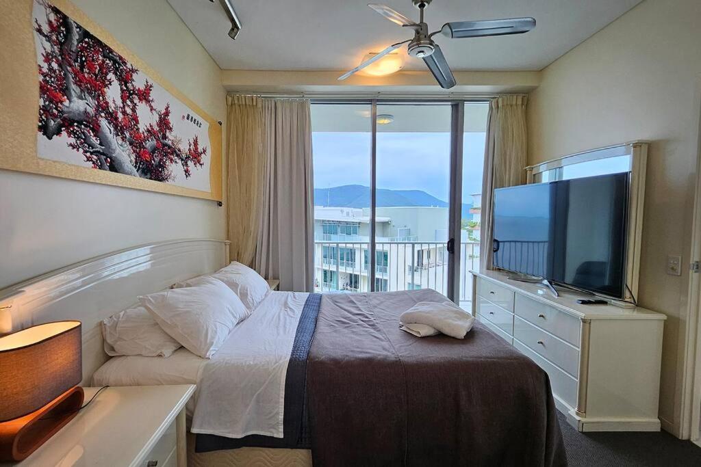 Waterfront Sub-Penthouse Apartment in City Centre