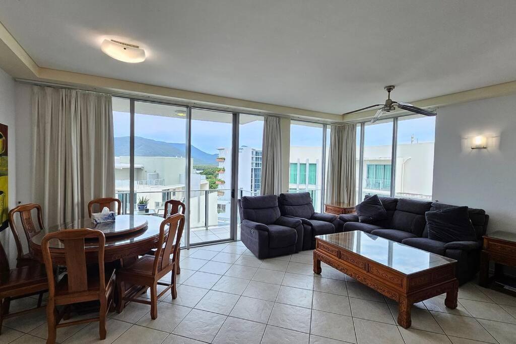 Waterfront Sub-Penthouse Apartment in City Centre