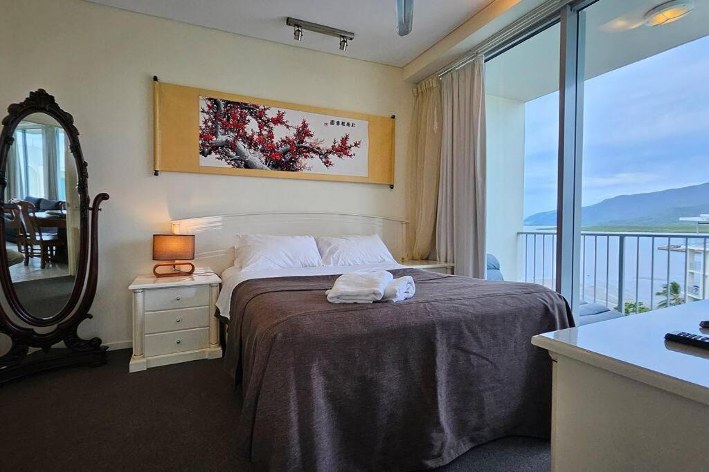 Waterfront Sub-Penthouse Apartment in City Centre