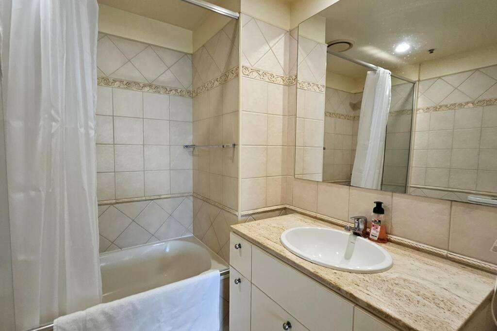 Waterfront Sub-Penthouse Apartment in City Centre