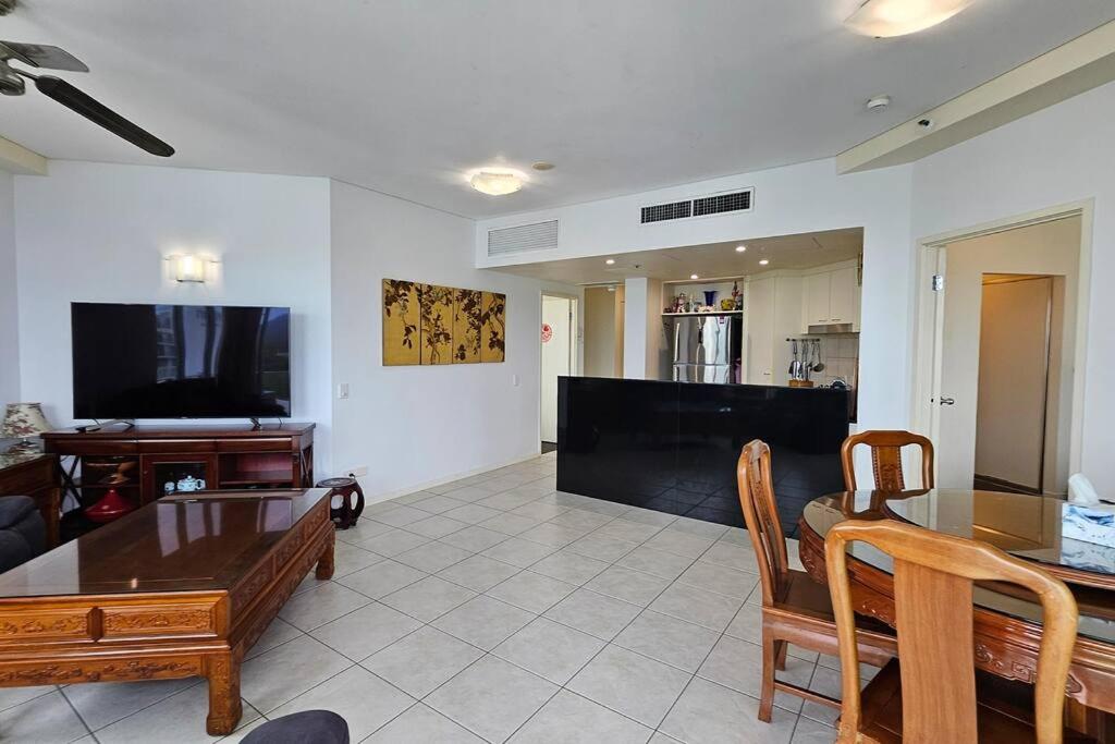 Waterfront Sub-Penthouse Apartment in City Centre