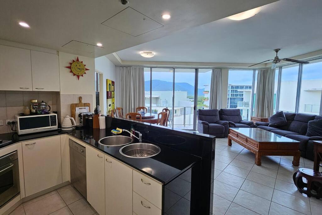 Waterfront Sub-Penthouse Apartment in City Centre