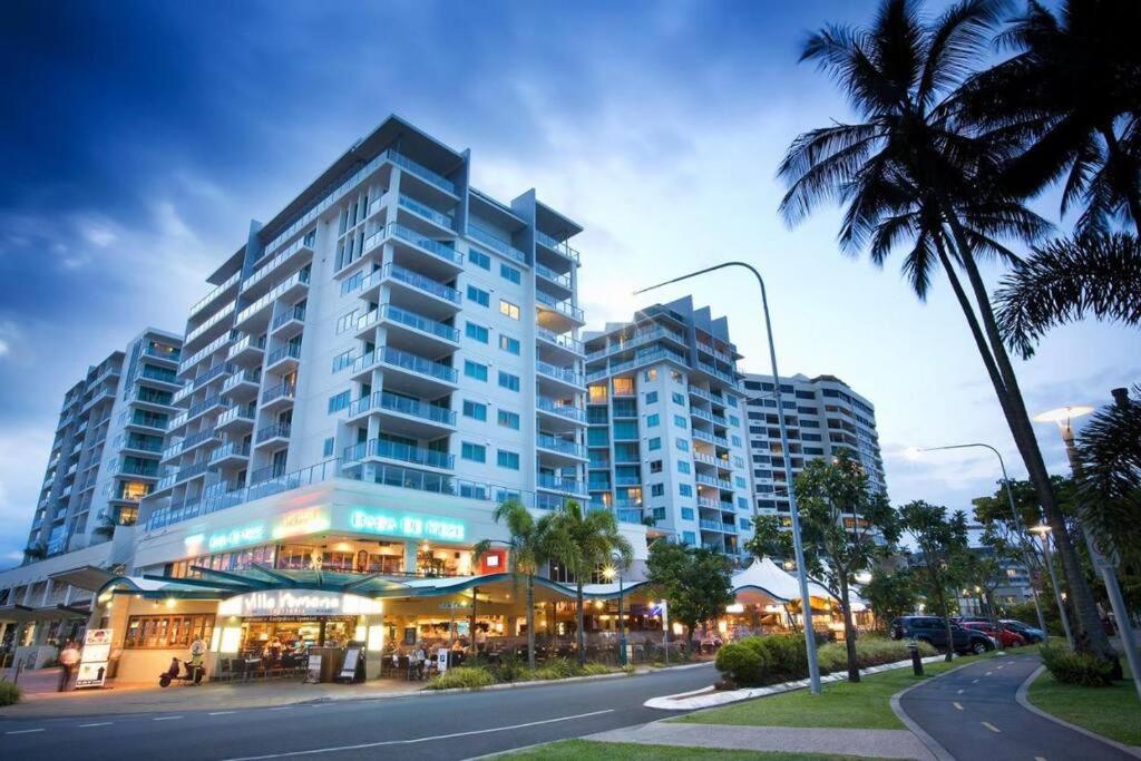 Waterfront Sub-Penthouse Apartment in City Centre