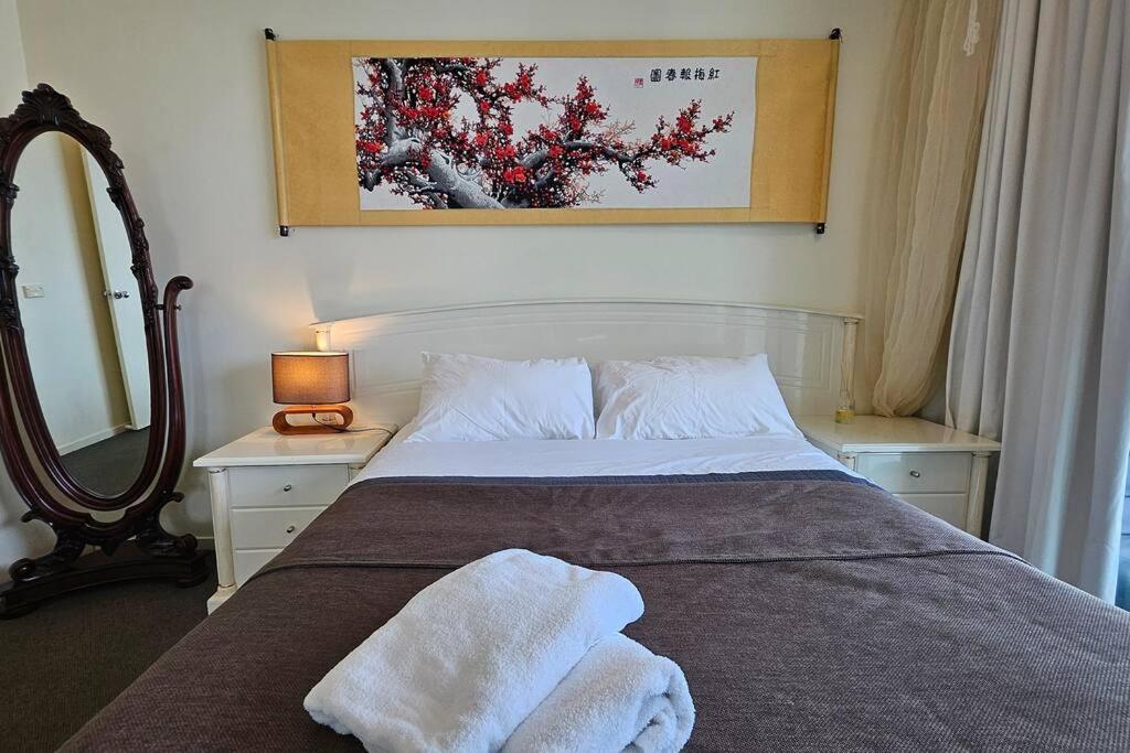 Waterfront Sub-Penthouse Apartment in City Centre