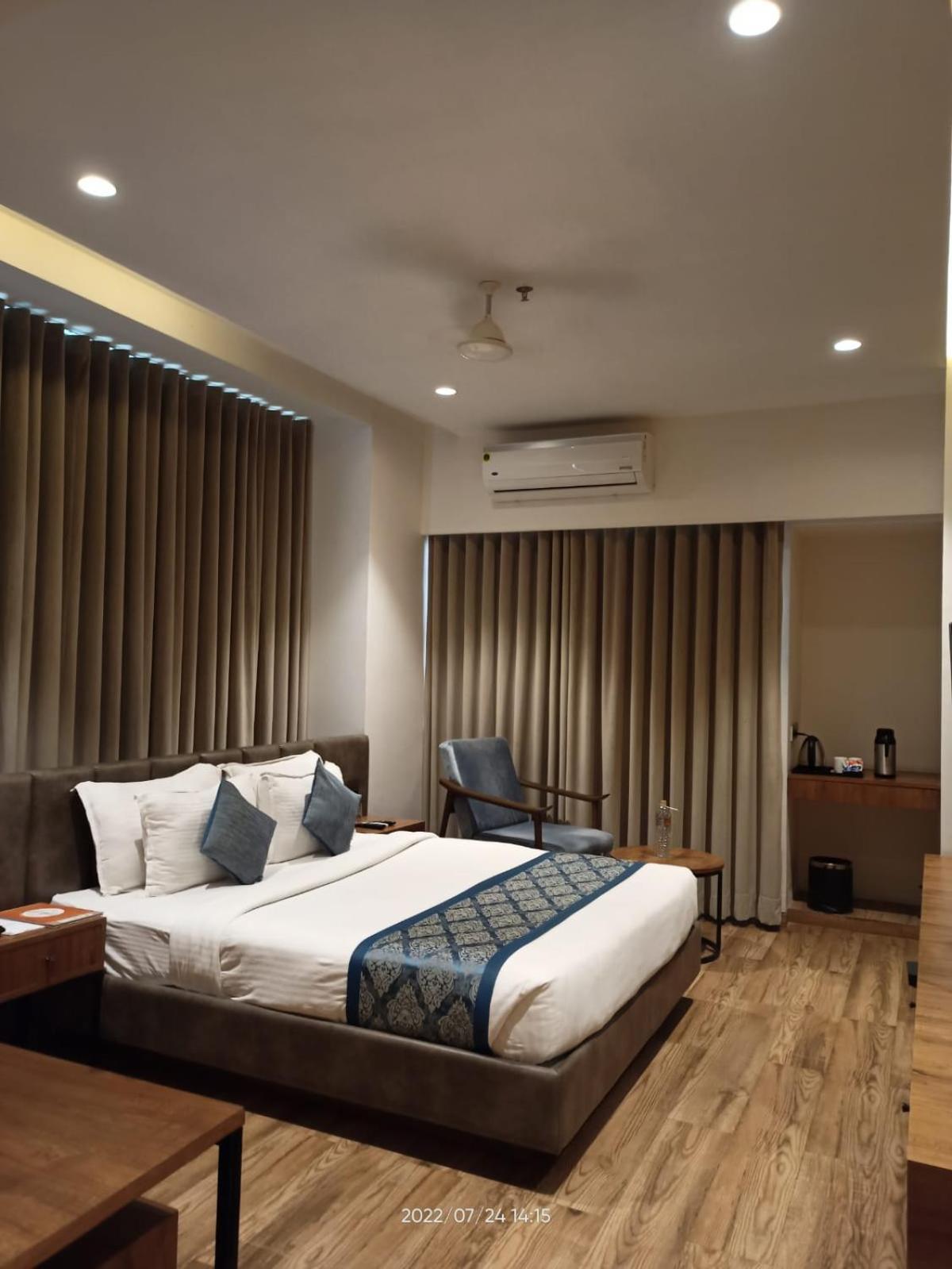 Pinnacle Grand Hotel