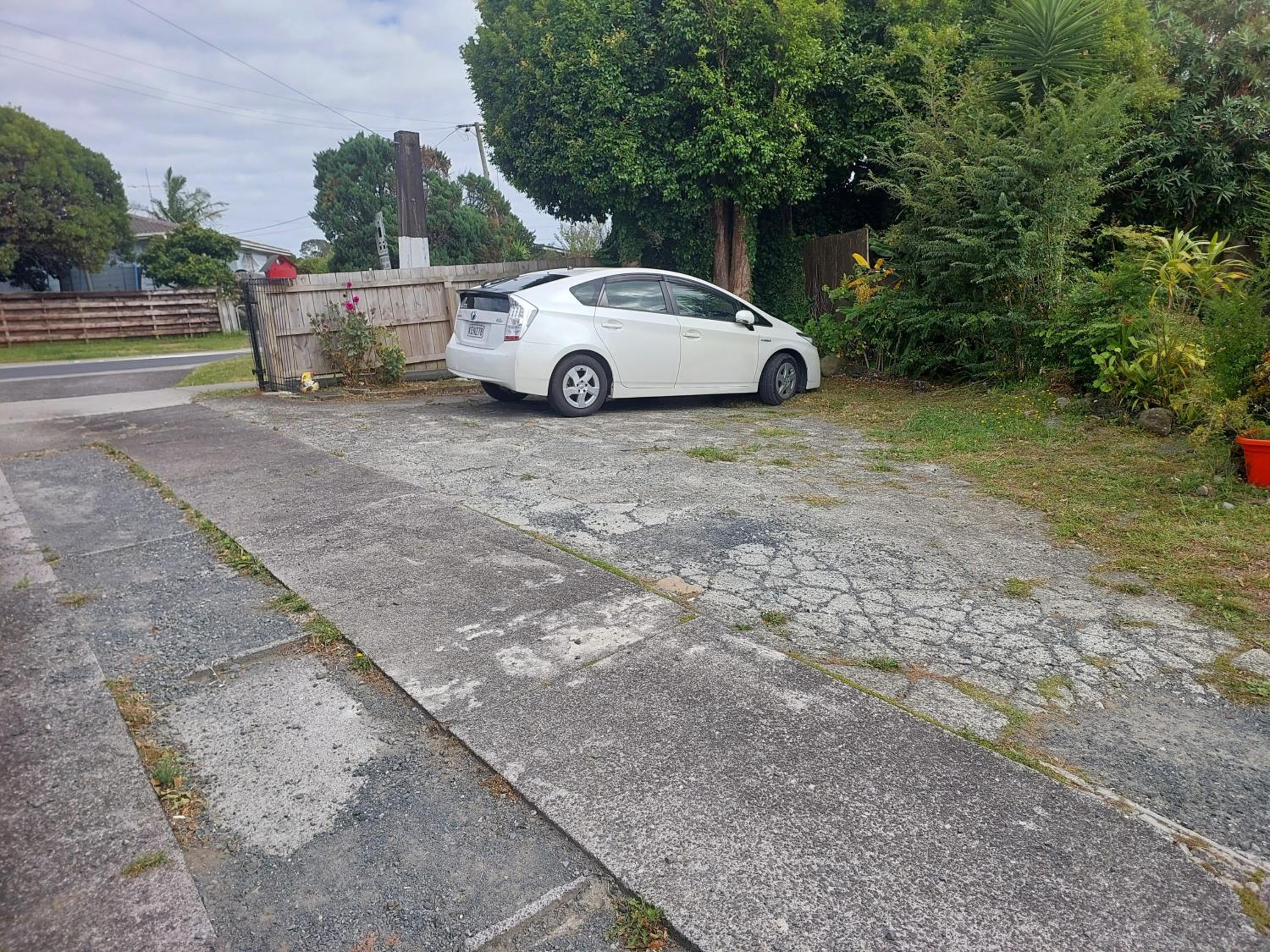 1 Bed 1 Bathroom w Parking Wi-Fi TV view 3