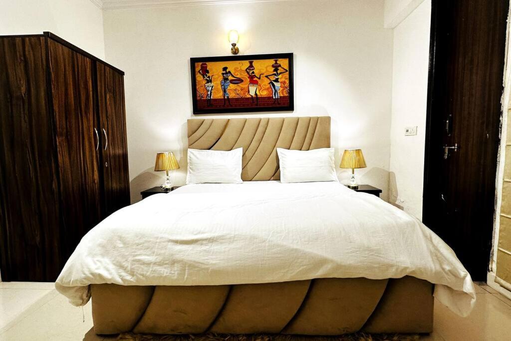 Urban Casa' - 1Bedroom Luxury Apartment in Noida view 3