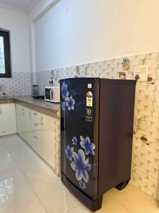 Clazio’ 1 Bedroom Apartment Living Room in Noida view 3