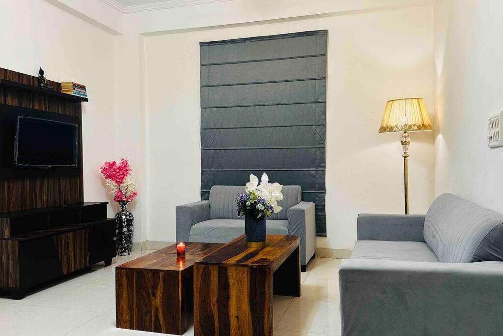 Clazio’ 1 Bedroom Apartment Living Room in Noida view 4